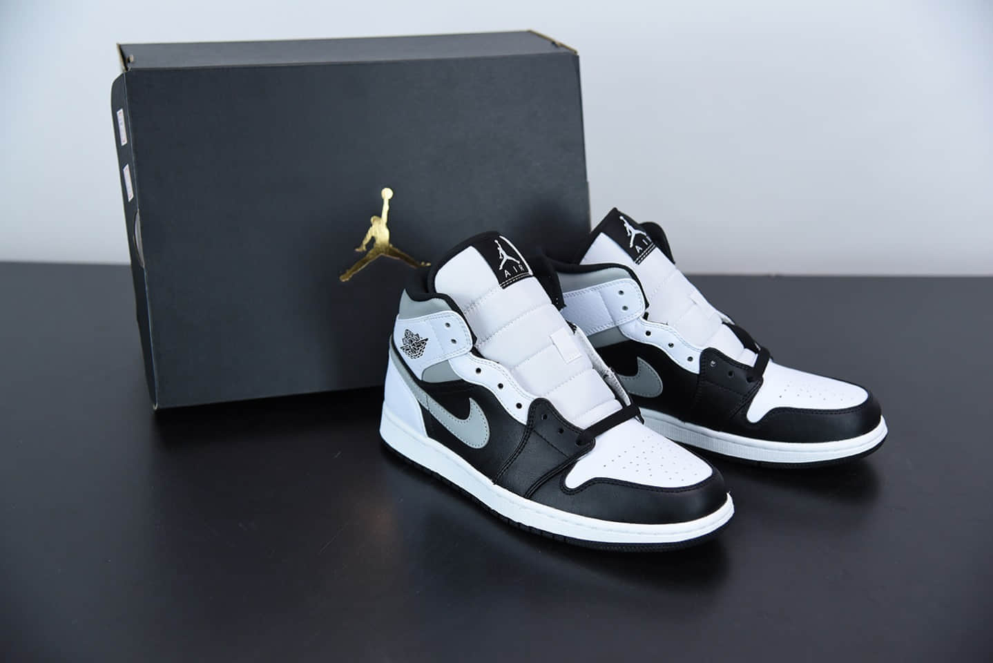 乔丹Air Jordan 1 Mid “White Shadow中帮黑白灰影子板鞋纯原版本 货号：554724-073