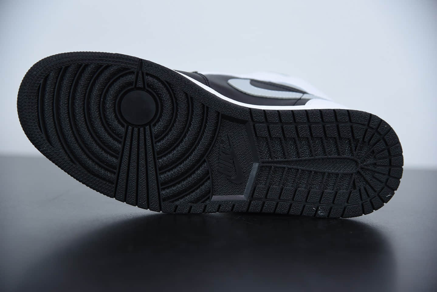 乔丹Air Jordan 1 Mid “White Shadow中帮黑白灰影子板鞋纯原版本 货号：554724-073