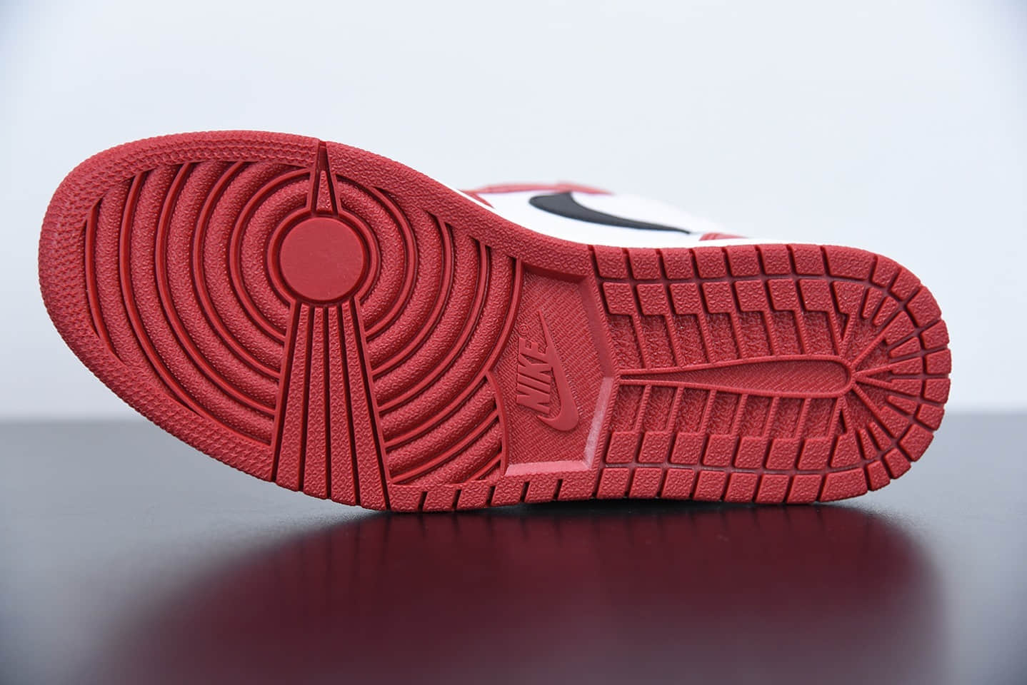 乔丹Air Jordan 1 Mid “Chicago”小芝加哥中帮休闲板鞋纯原版本 货号：554724-173