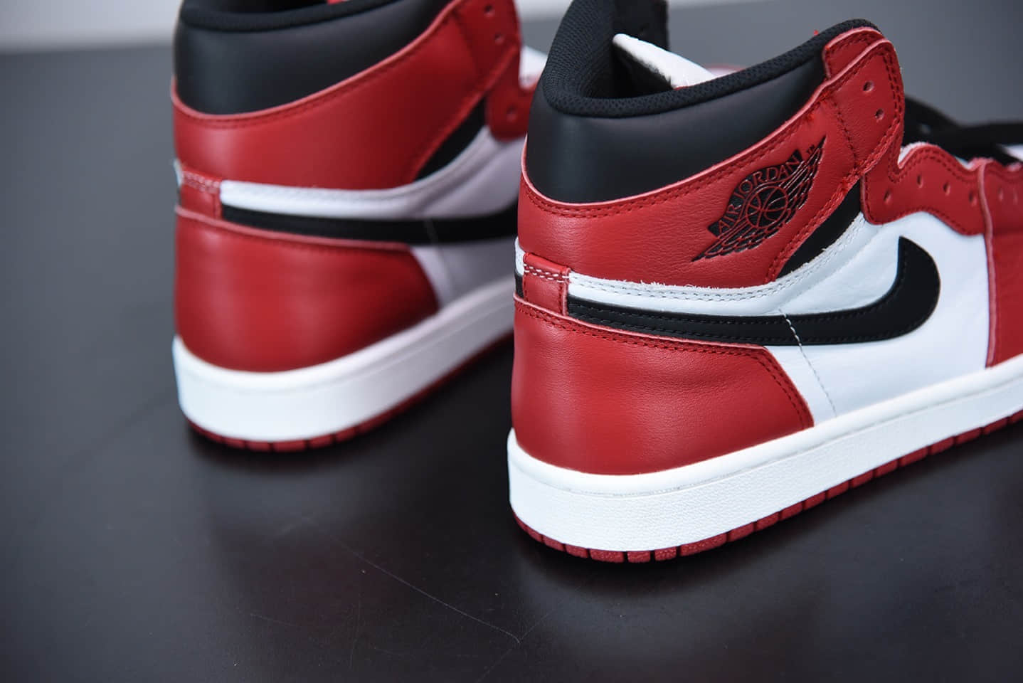 乔丹Air Jordan 1 Mid “Chicago”小芝加哥中帮休闲板鞋纯原版本 货号：554724-173