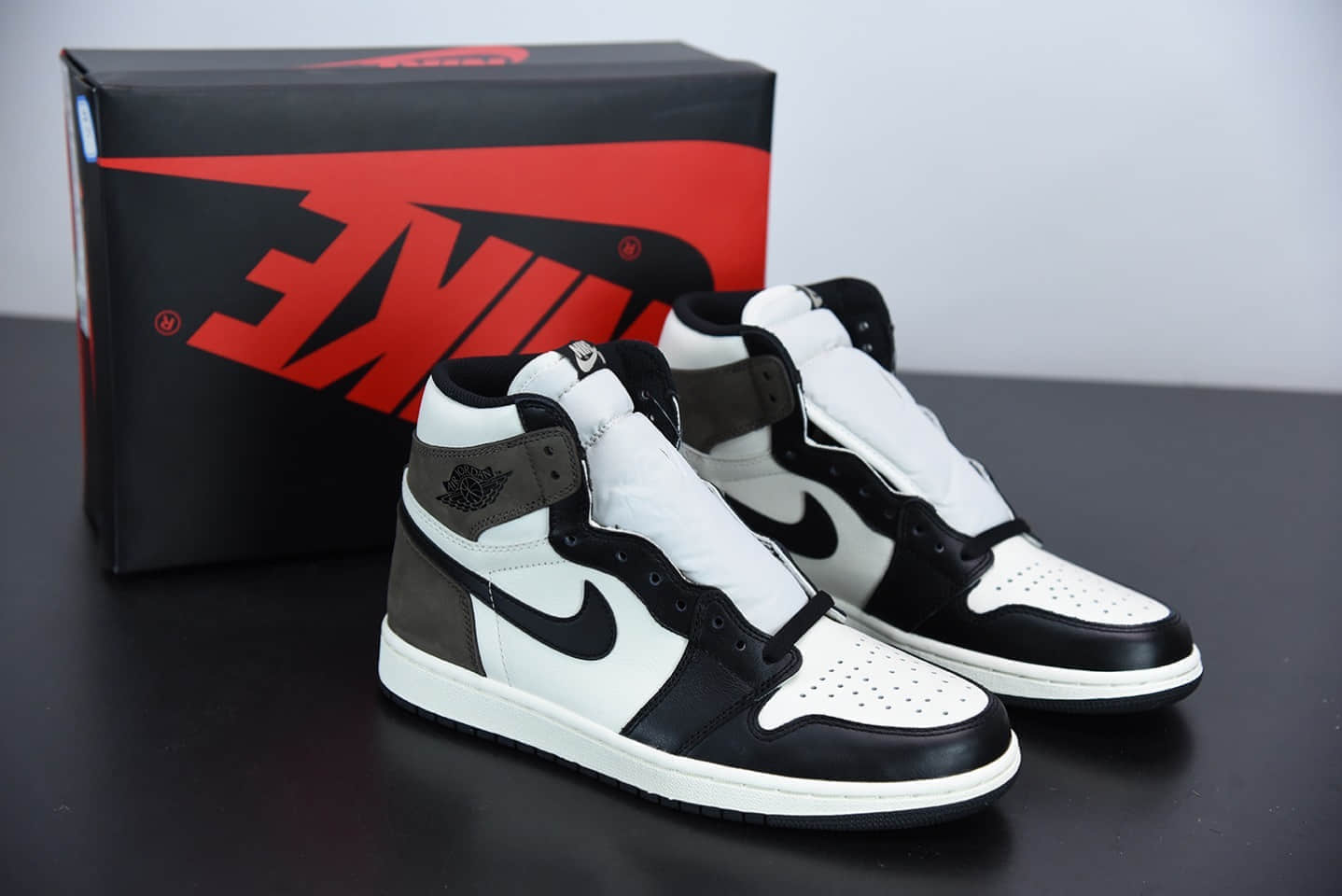 乔丹Air Jordan 1 High OG“Dark Mocha小倒钩黑摩卡高帮篮球鞋纯原版本 货号：555088-105