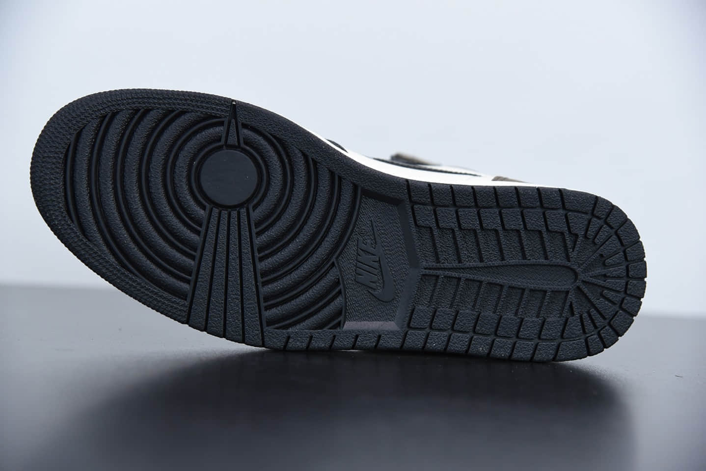 乔丹Air Jordan 1 High OG“Dark Mocha小倒钩黑摩卡高帮篮球鞋纯原版本 货号：555088-105