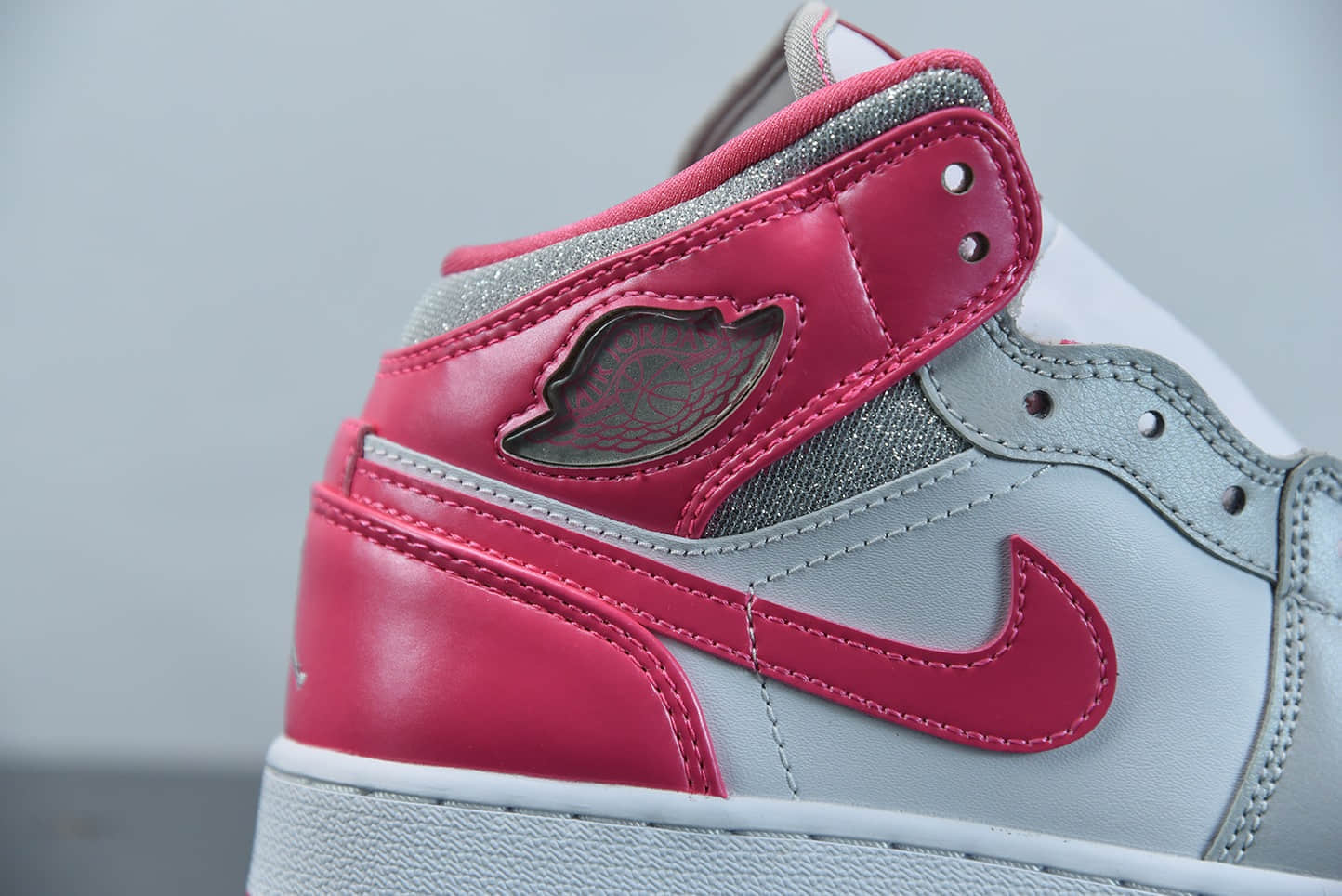 乔丹Air Jordan 1 Mid GS 白银粉中邦篮球鞋纯原版本 货号：555112-109