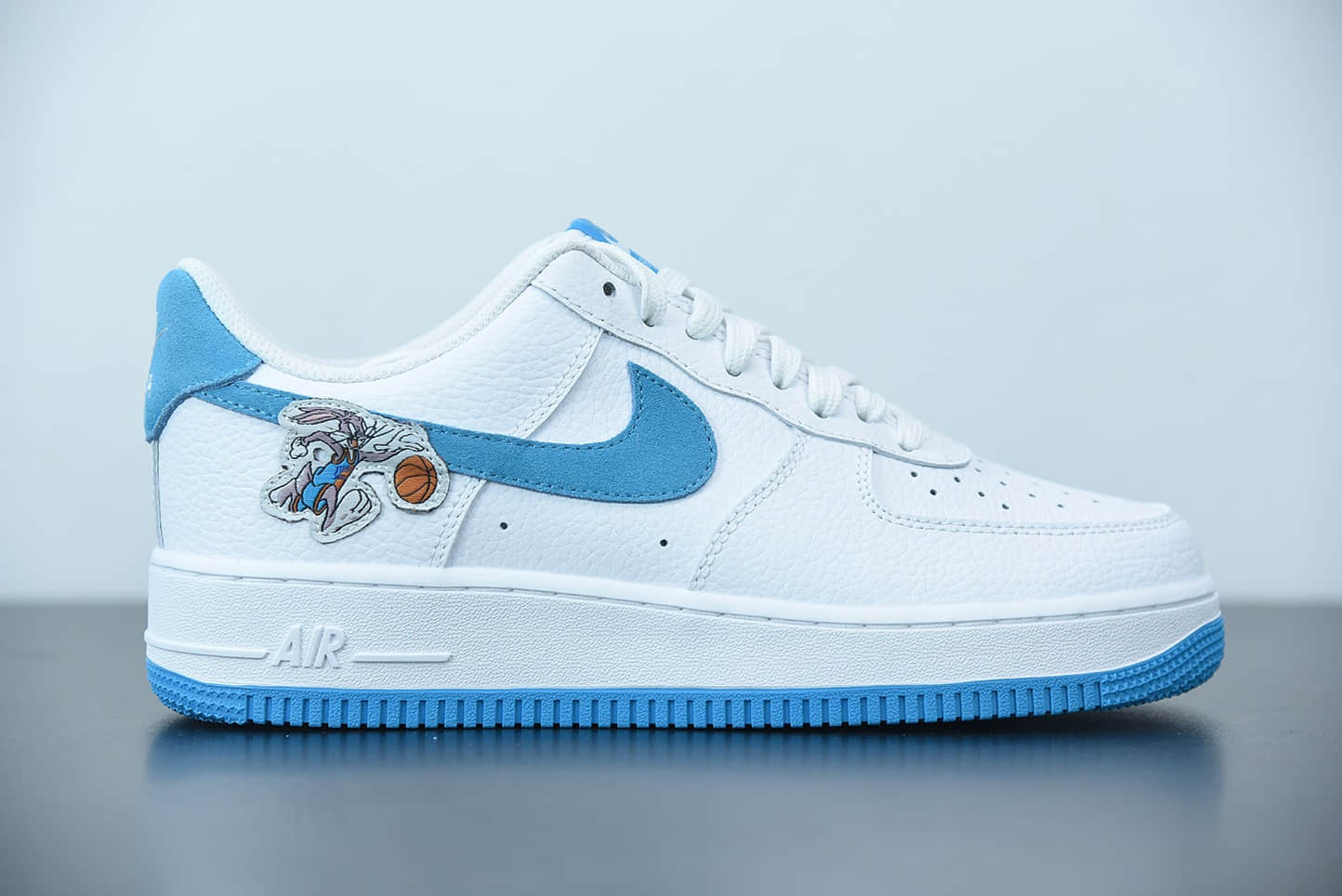耐克The Space Jam x Nike Air Force 1 '07 LowHare白蓝兔八哥与劳拉兔空军一号经典低帮百搭休闲运动板鞋纯原版本 货号:DJ7998-100
