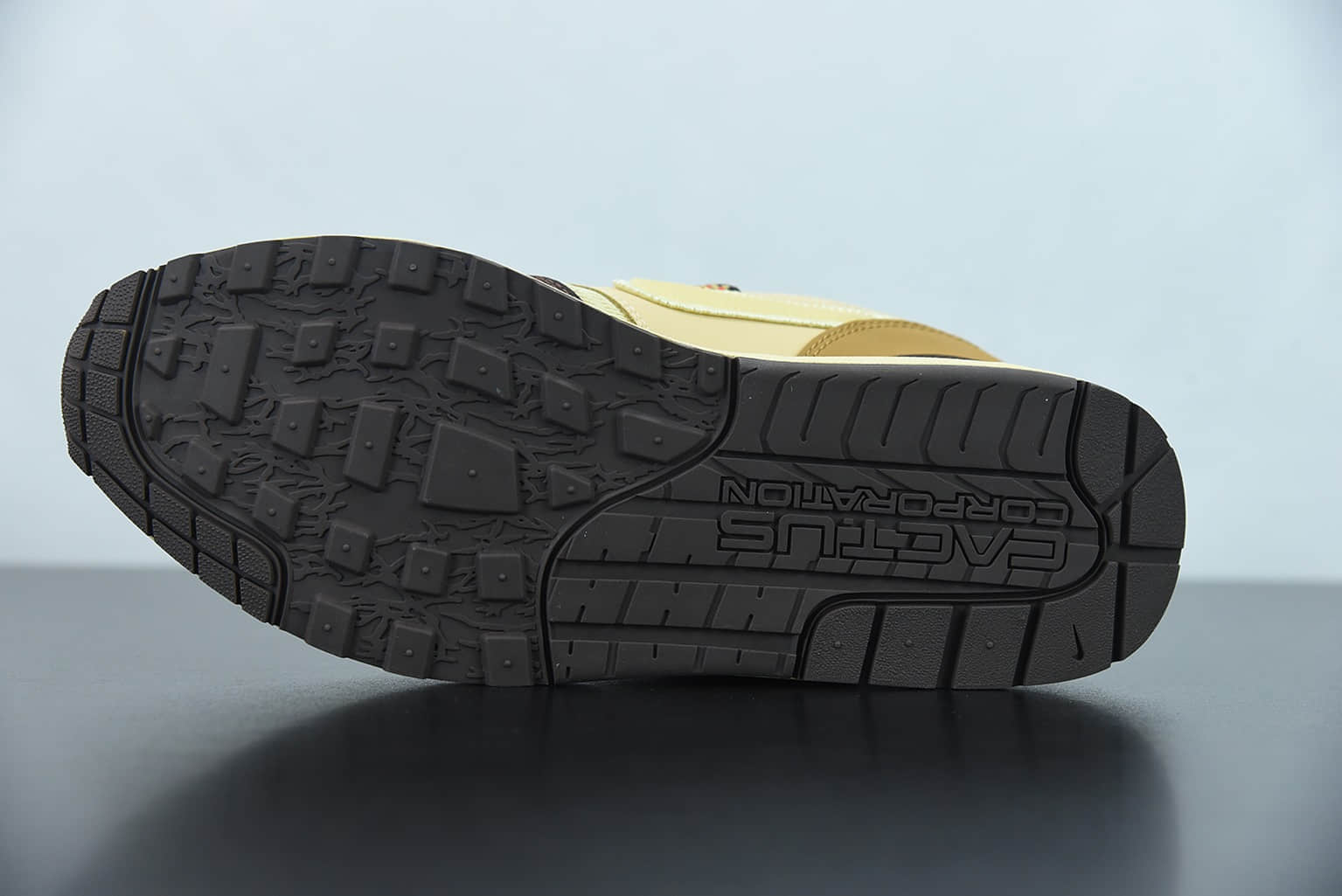 耐克 NikeTravis Scott x Nk Air Max 1Cactus Jack改版款低帮复古百搭“深棕麦黄米倒钩低帮复古百搭休闲运动慢跑鞋纯原版本 货号:DO9392-200