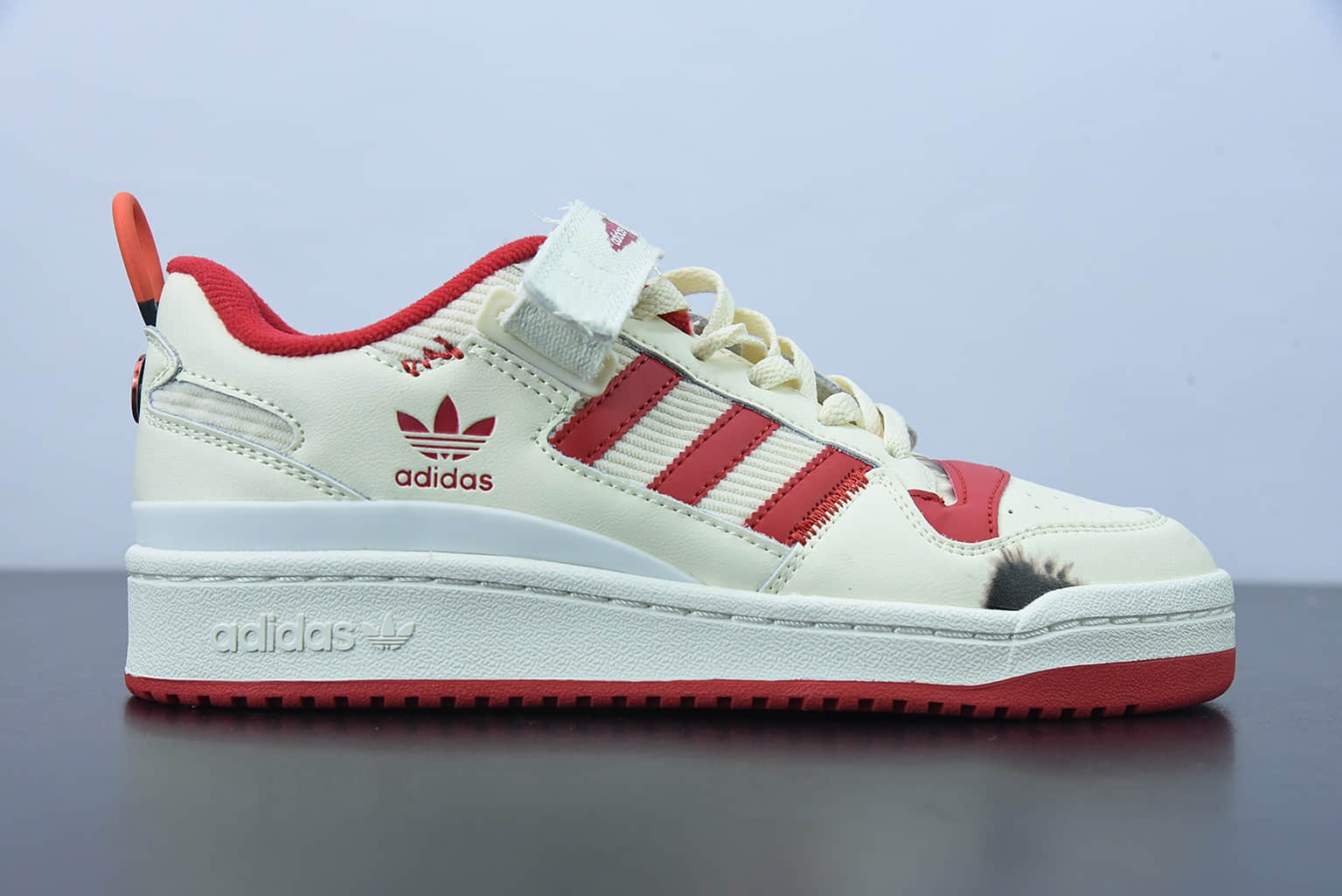 阿迪达斯Adidas Home Alone x adidas Forum Low 小鬼当家联名奶白红低帮休闲板鞋纯原版本 货号：GZ4378
