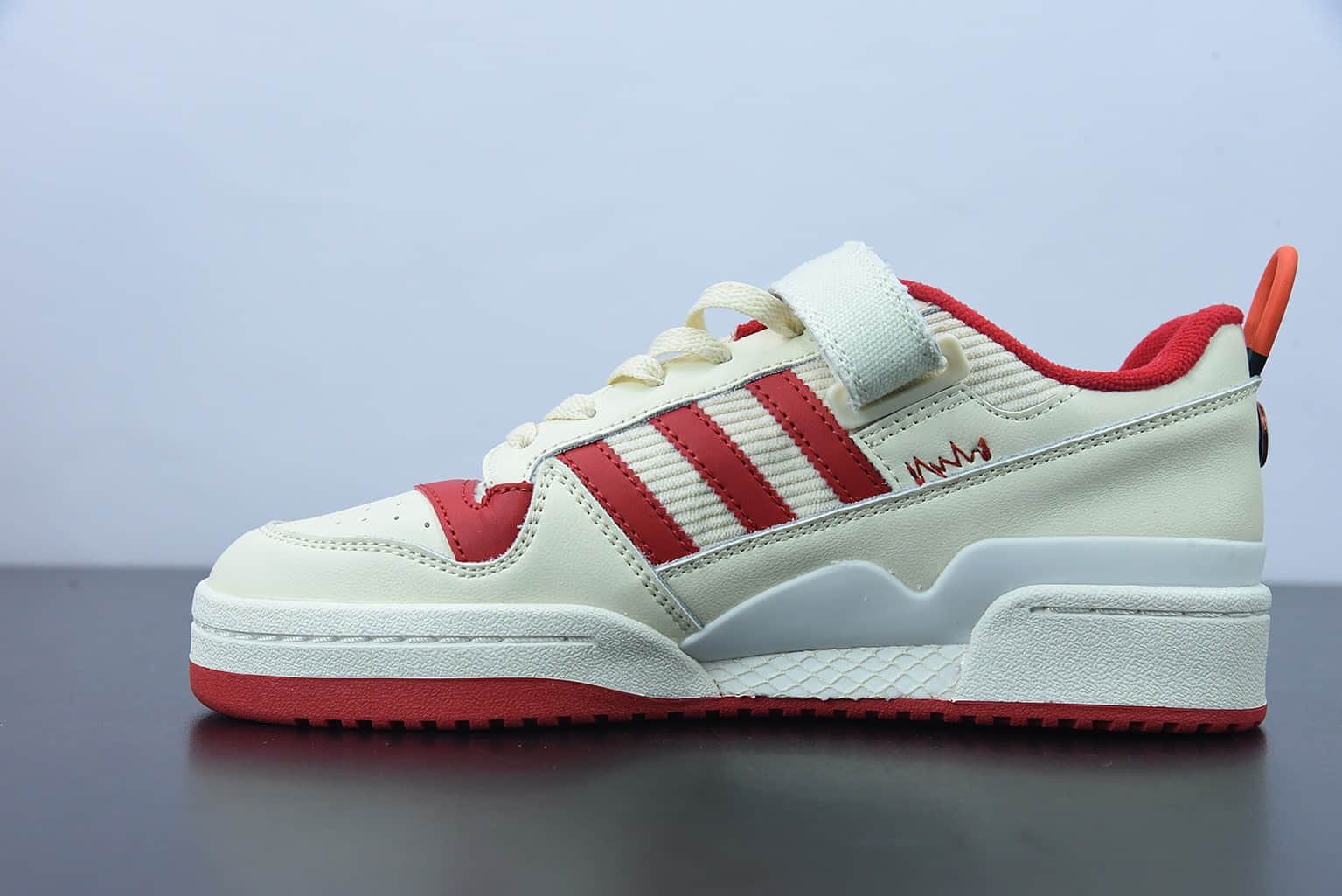 阿迪达斯Adidas Home Alone x adidas Forum Low 小鬼当家联名奶白红低帮休闲板鞋纯原版本 货号：GZ4378