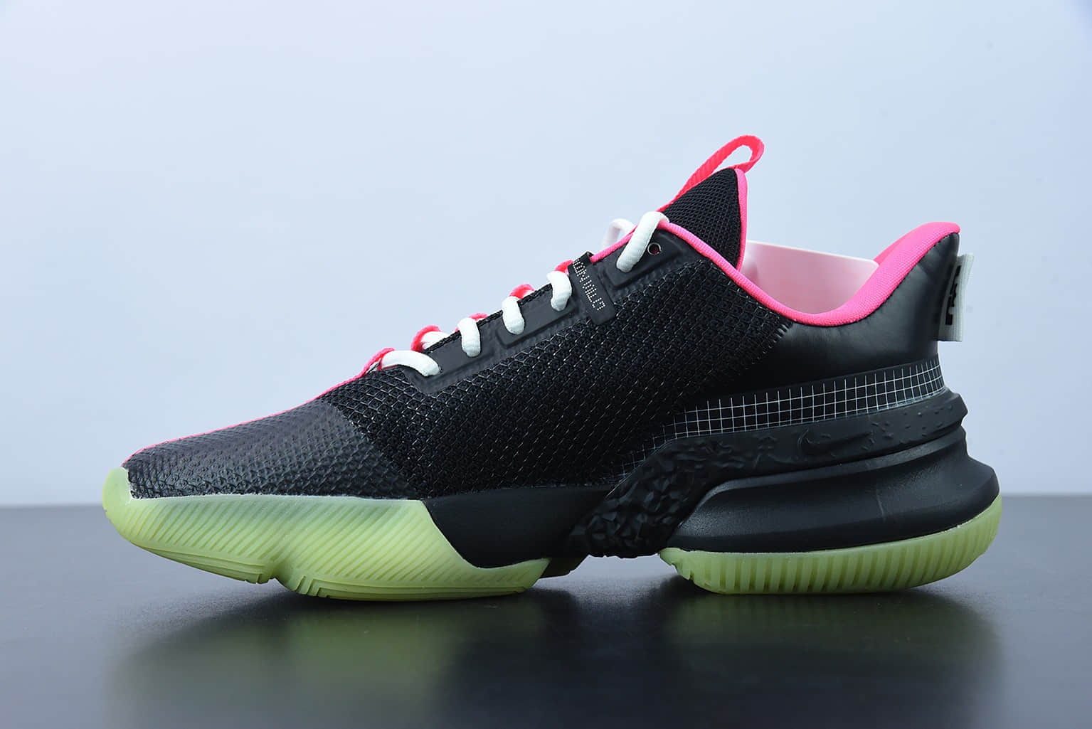 詹姆斯 LeBron Ambassador XIII Empire Jade 詹姆斯使节13夜光黑粉低帮实战篮球鞋纯原版本 货号：CQ9329-001