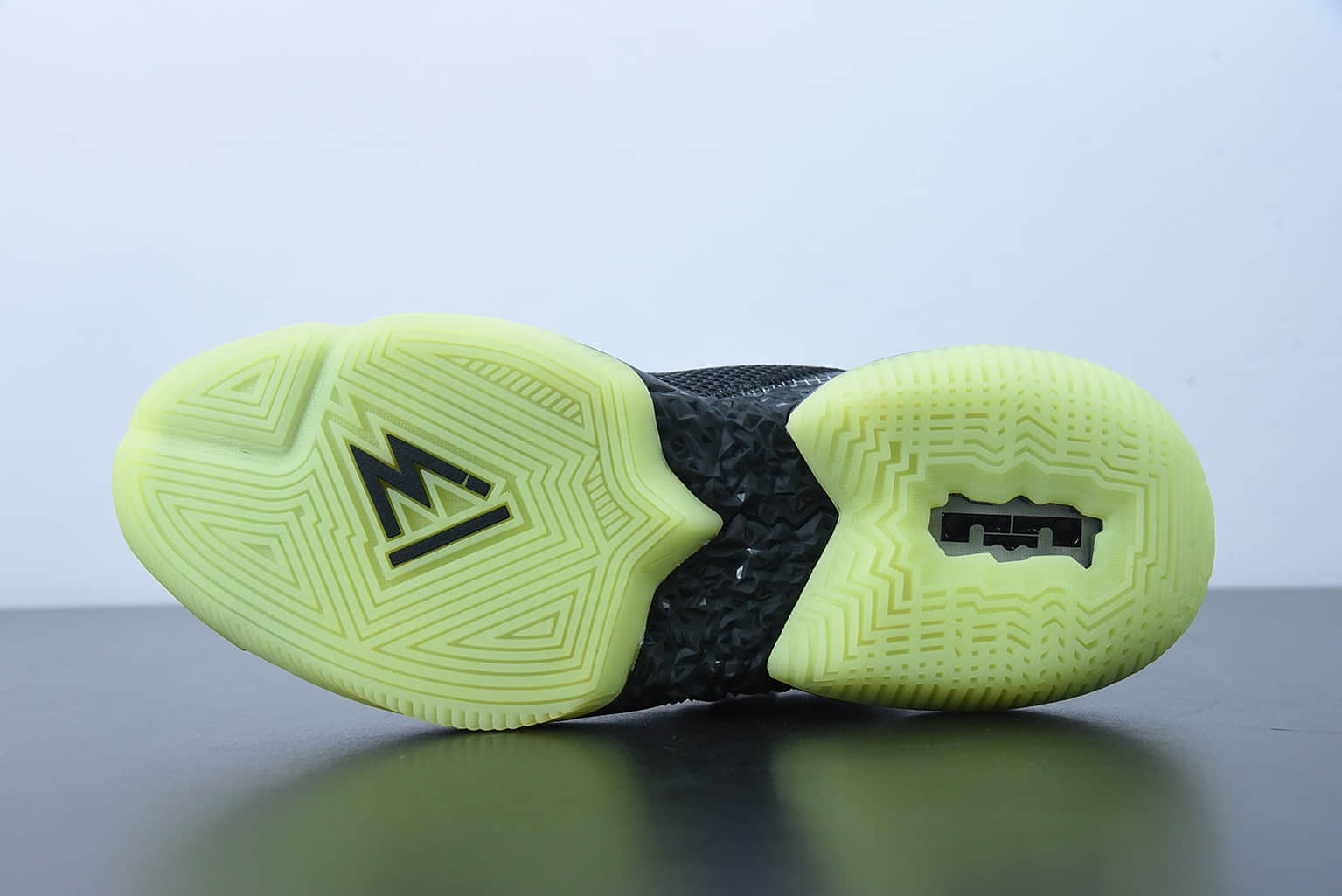 詹姆斯 LeBron Ambassador XIII Empire Jade 詹姆斯使节13夜光黑粉低帮实战篮球鞋纯原版本 货号：CQ9329-001