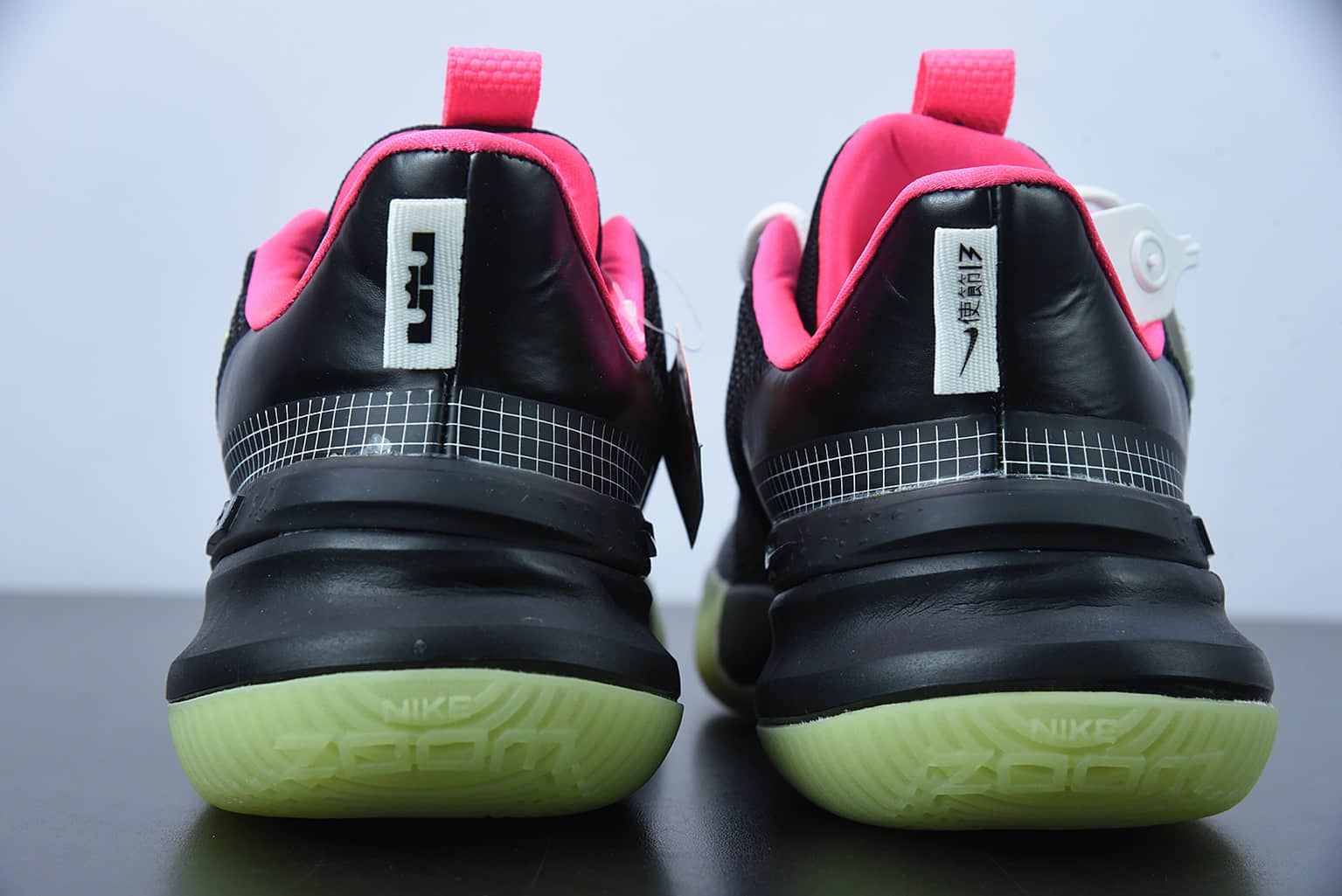 詹姆斯 LeBron Ambassador XIII Empire Jade 詹姆斯使节13夜光黑粉低帮实战篮球鞋纯原版本 货号：CQ9329-001