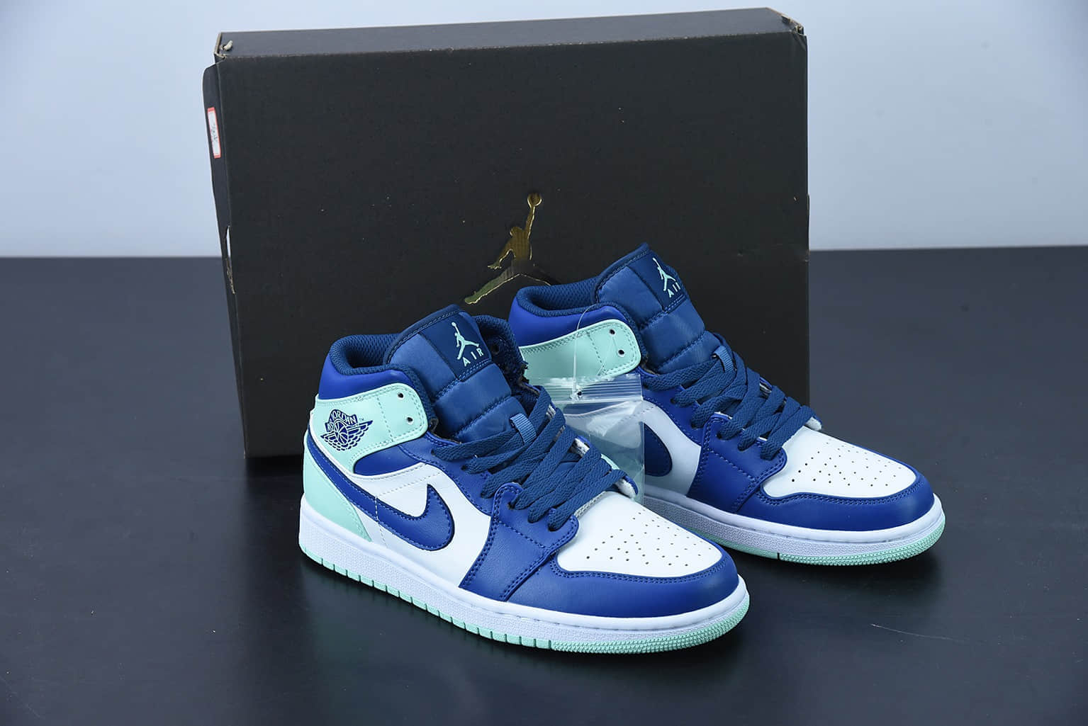 乔丹Air Jordan 1 Mid “Blue Mint”乔丹1代中帮白蓝绿蓝薄荷篮球鞋纯原版本 货号：554724-413