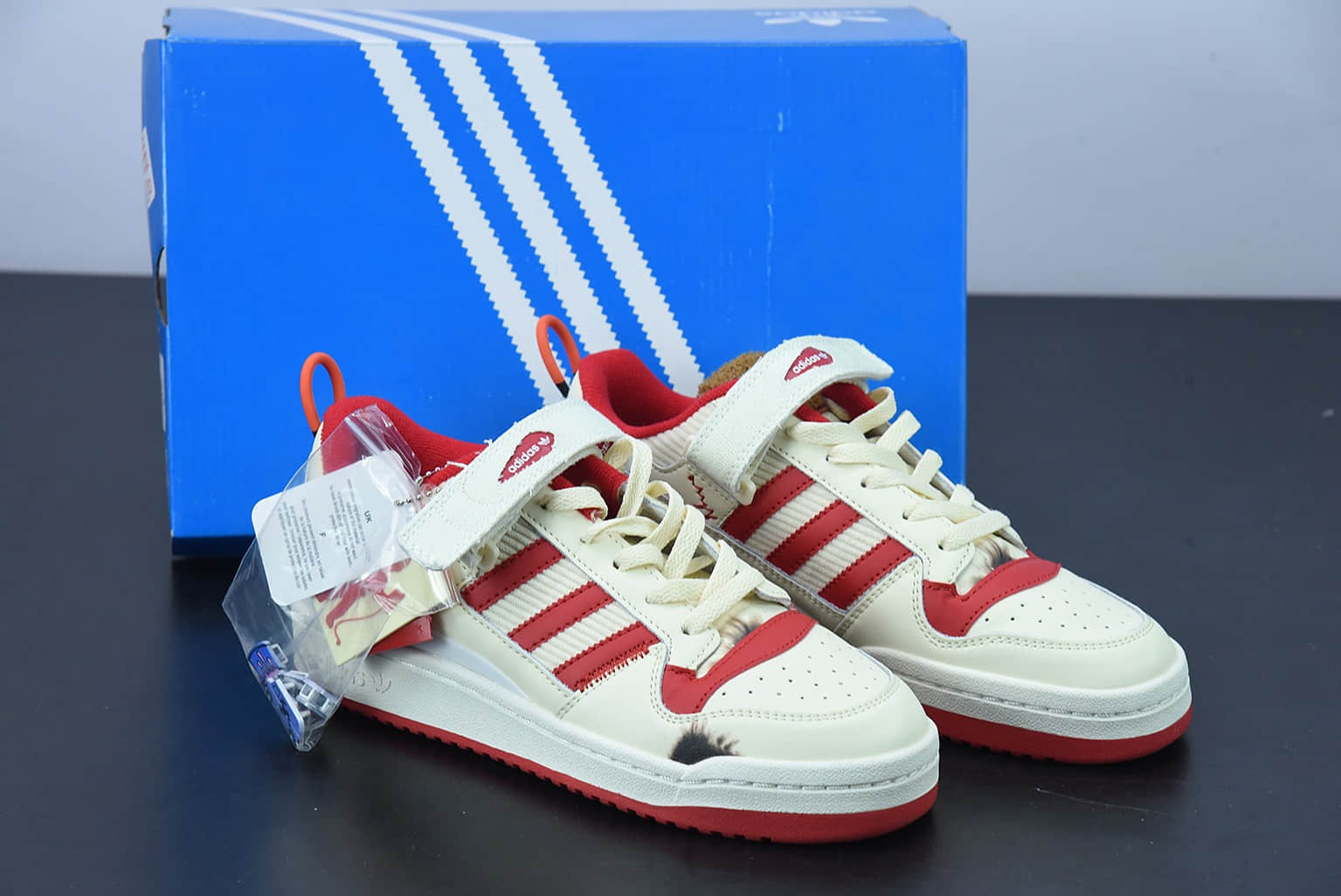 阿迪达斯Adidas Home Alone x adidas Forum Low 小鬼当家联名奶白红低帮休闲板鞋纯原版本 货号：GZ4378