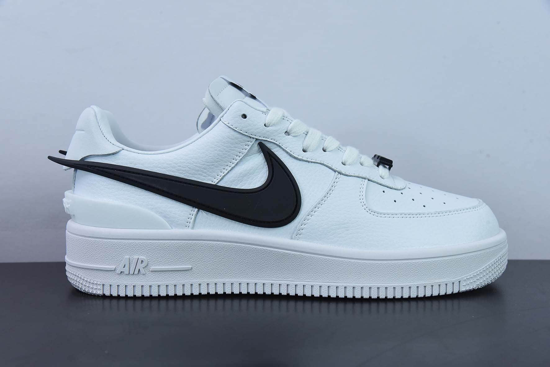 耐克Nike AMBUSH xNike Air Force1 Low联名款白色黑钩空军一号低帮休闲板鞋纯原版本 货号：DV3464-002