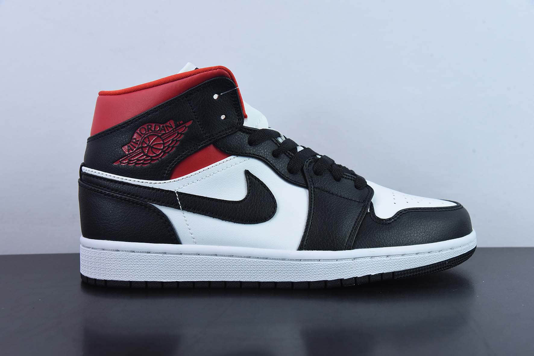 乔丹Air Jordan 1 Mid AJ1 乔1禁止转卖黑白红中帮篮球鞋纯原版本 货号：BQ6472-061