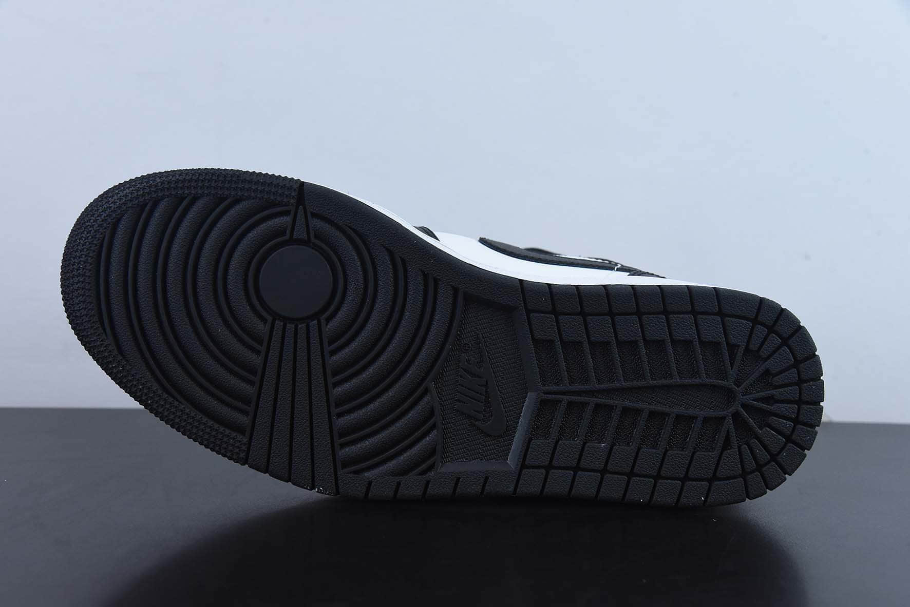 乔丹Air Jordan 1 Mid AJ1 乔1禁止转卖黑白红中帮篮球鞋纯原版本 货号：BQ6472-061