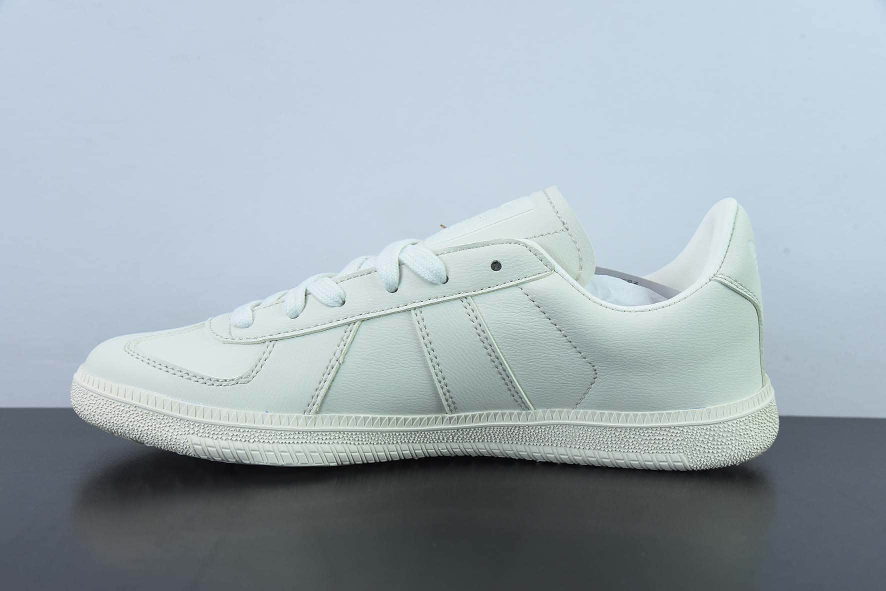 阿迪达斯Adidas Originals BW Army 德训系列皮革米白绅士军用训练风百搭休闲运动板鞋纯原版本 货号：HP5516