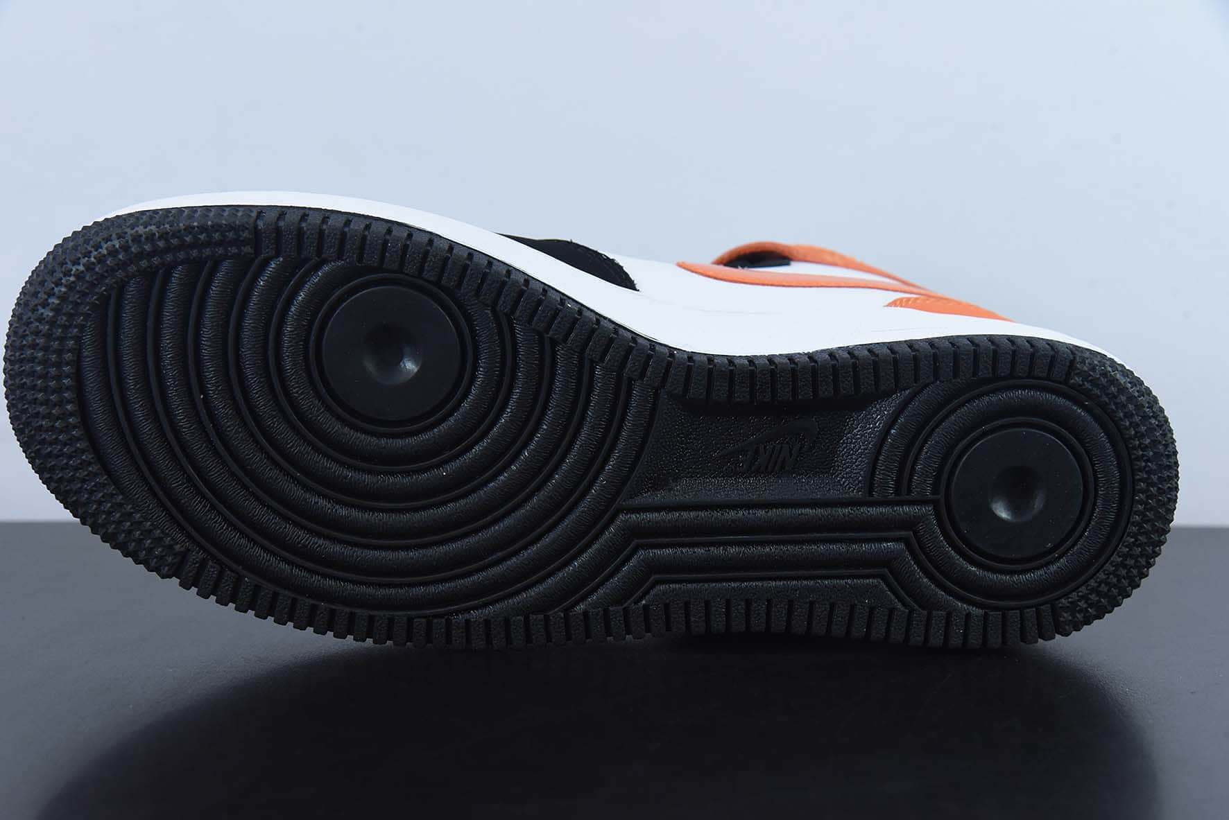 耐克Nike Air Force 1 Mid '07 黑橙配色中帮空军一号休闲板鞋纯原版本 货号：UT1192-006