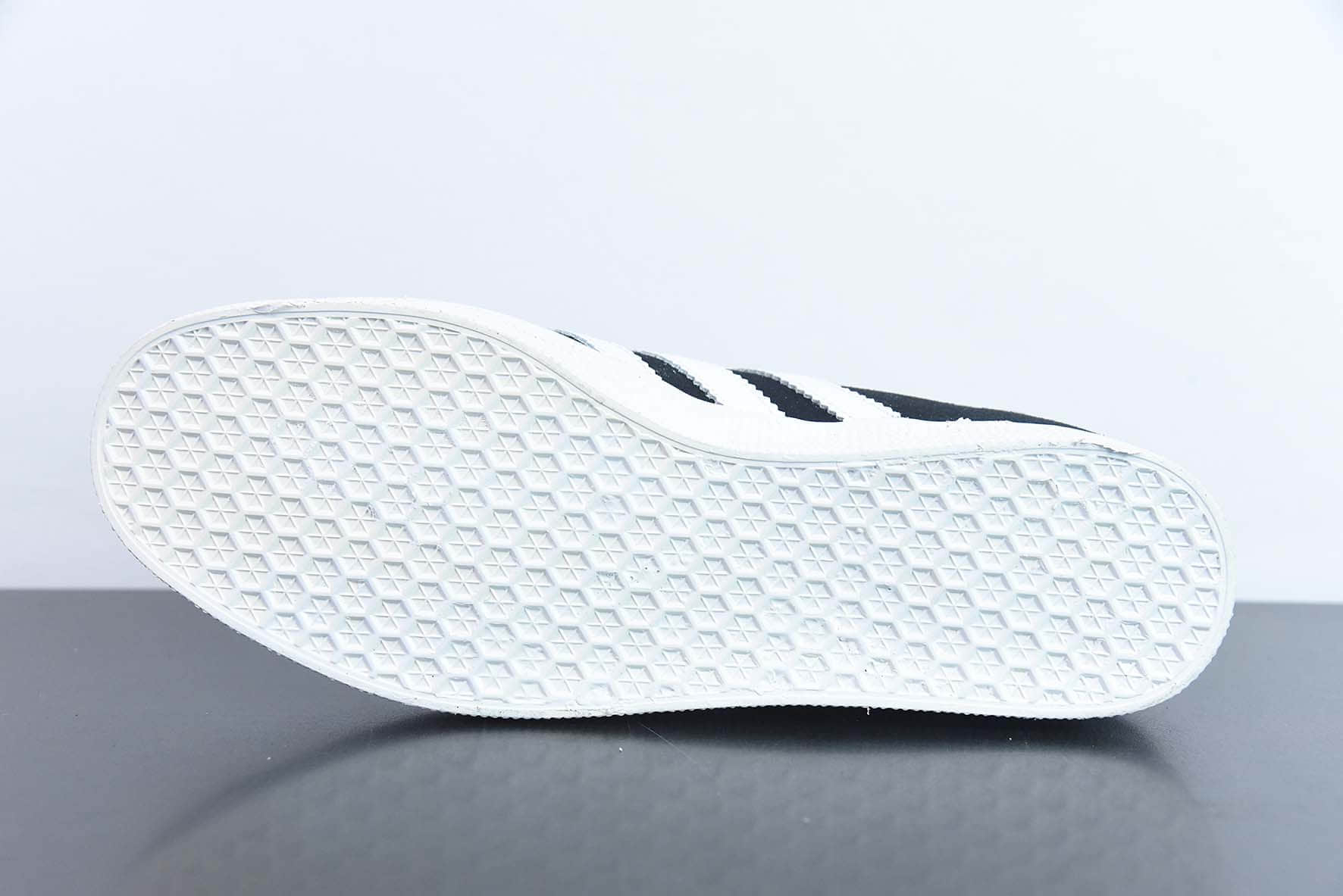 阿迪达斯Adidas Originals GazelleEsquisite Gucci羚羊系列黑白低帮复古百搭休闲运动板鞋纯原版本 货号：BB5476