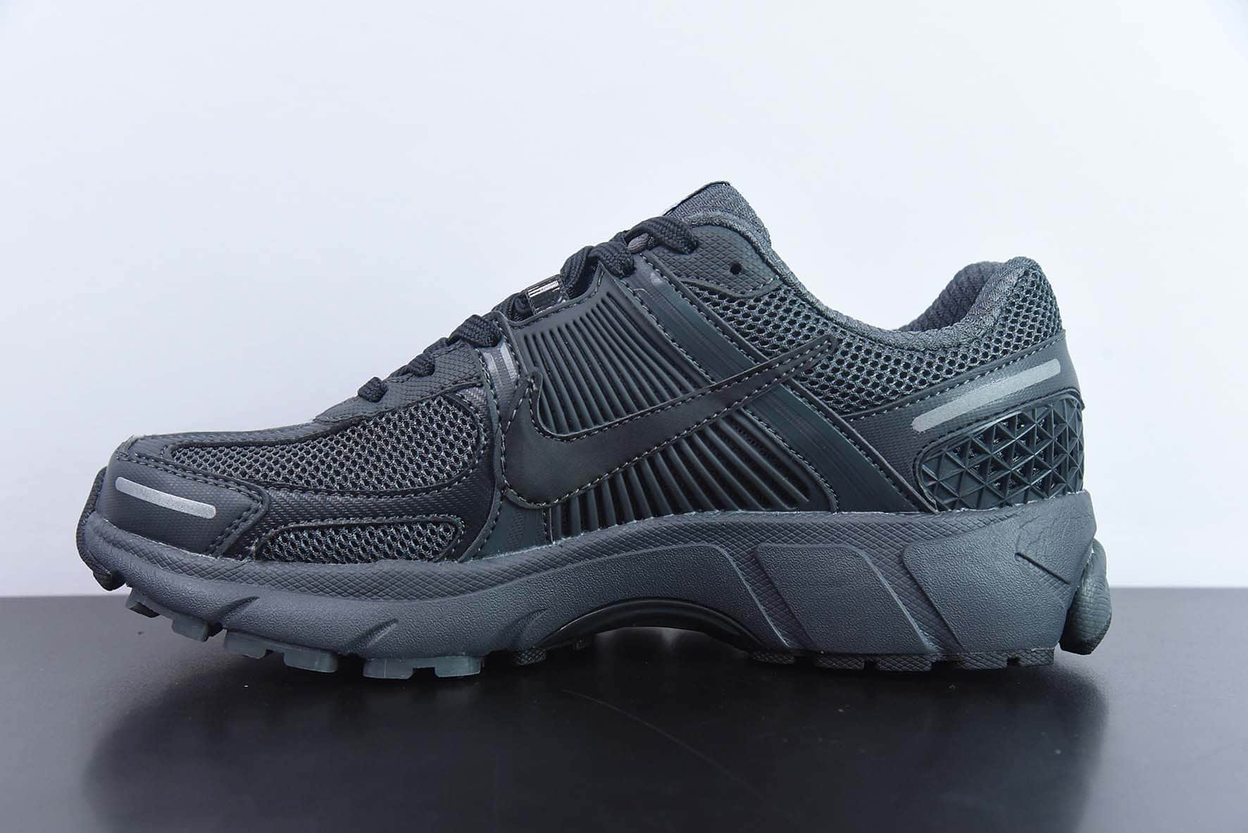 耐克Nike Zoom Vomero 5Dark Grey佛莫罗5代系列经典“炭黑银”跑鞋纯原版本 货号:BV1358-002