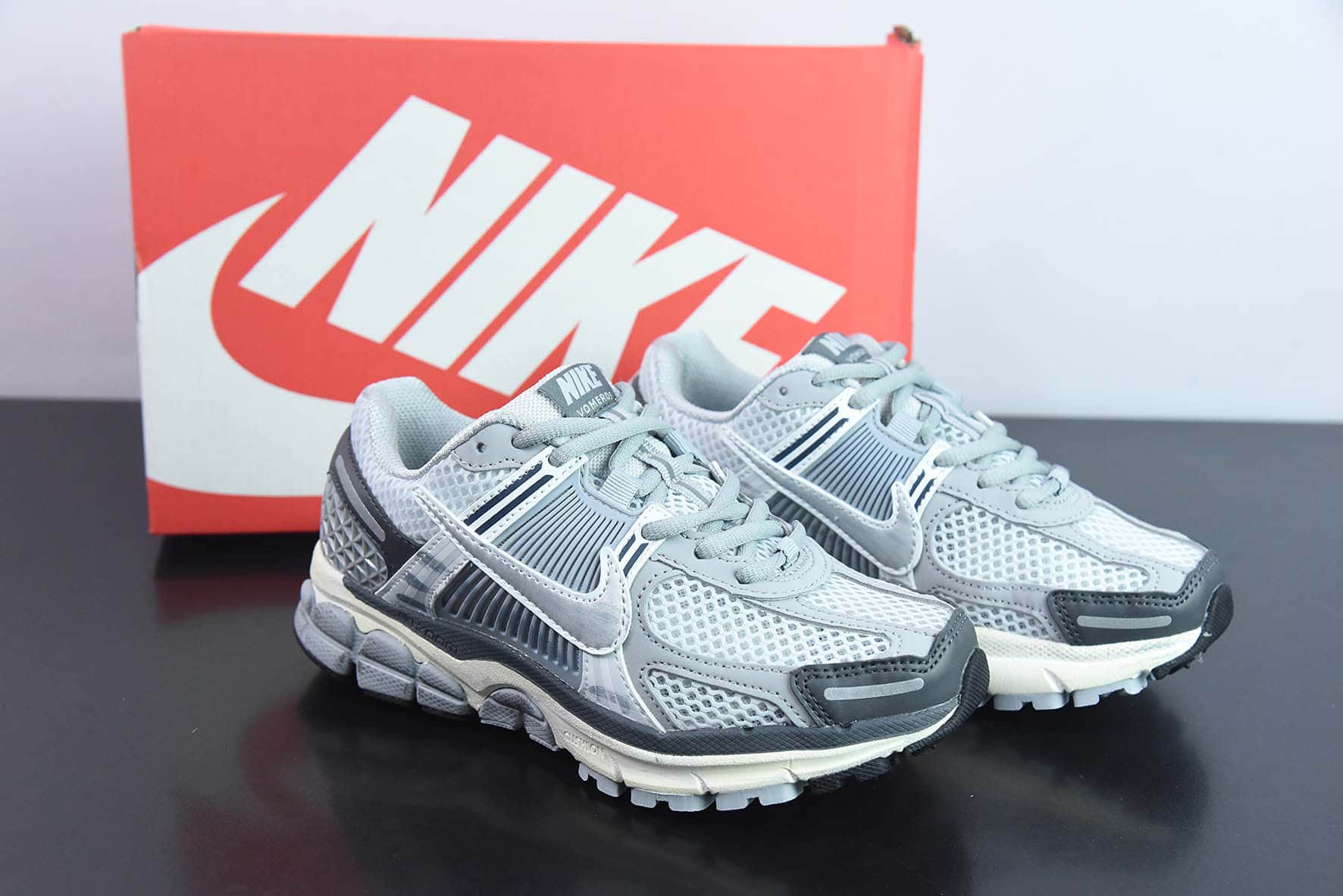耐克Nike Nike Zoom Vomero 5 SPVast GreySail佛莫罗系列五代灰银休闲运动慢跑鞋纯原版本 货号：FD9919-001
