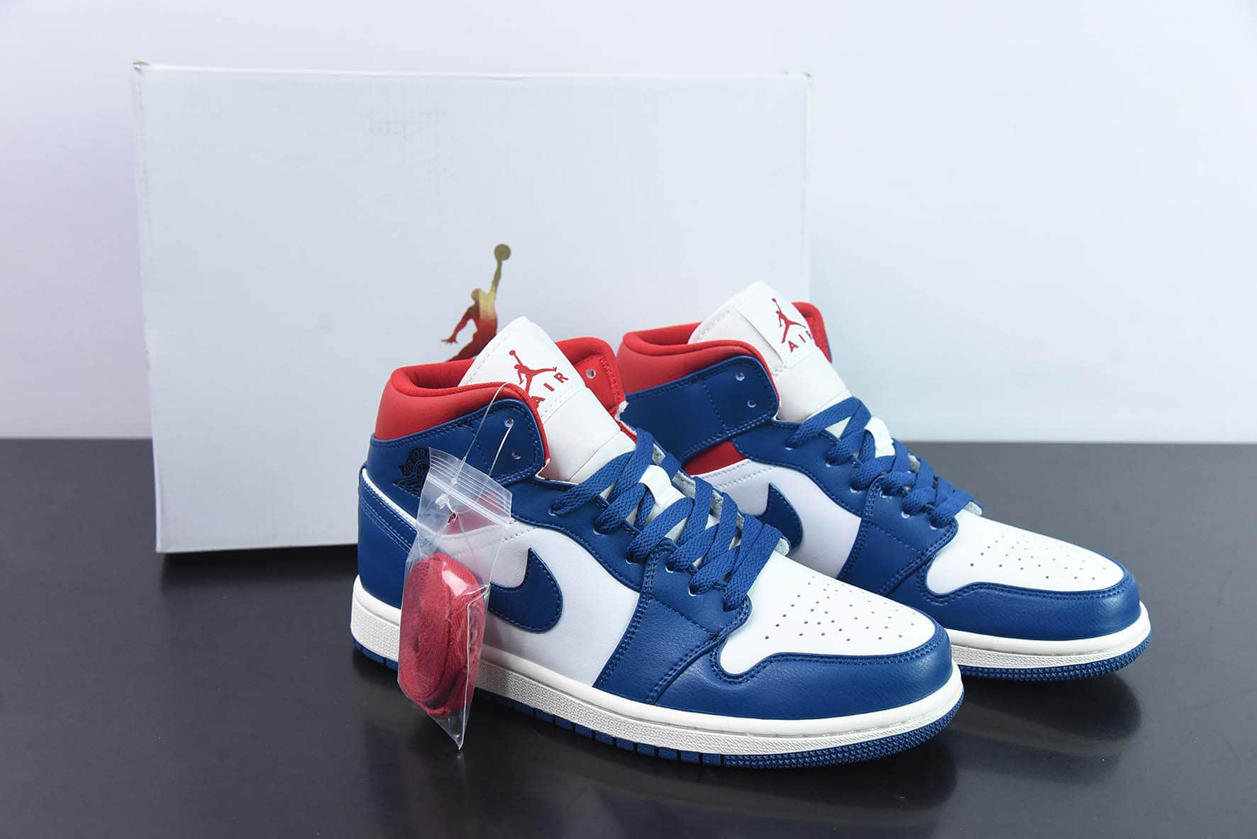 乔丹Air Jordan 1 Mid 白蓝红脚趾中帮复古运动鞋纯原版本 货号： BQ6472-146