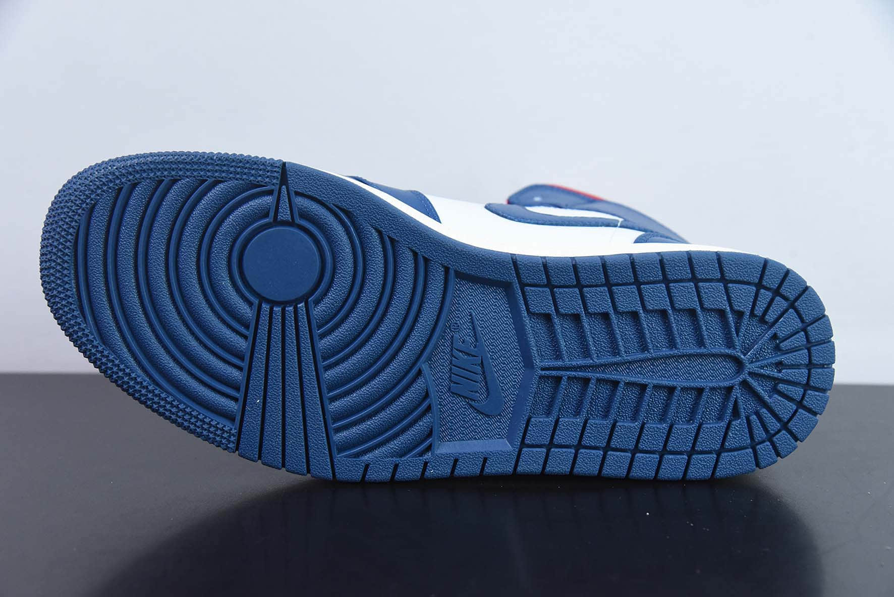 乔丹Air Jordan 1 Mid 白蓝红脚趾中帮复古运动鞋纯原版本 货号： BQ6472-146