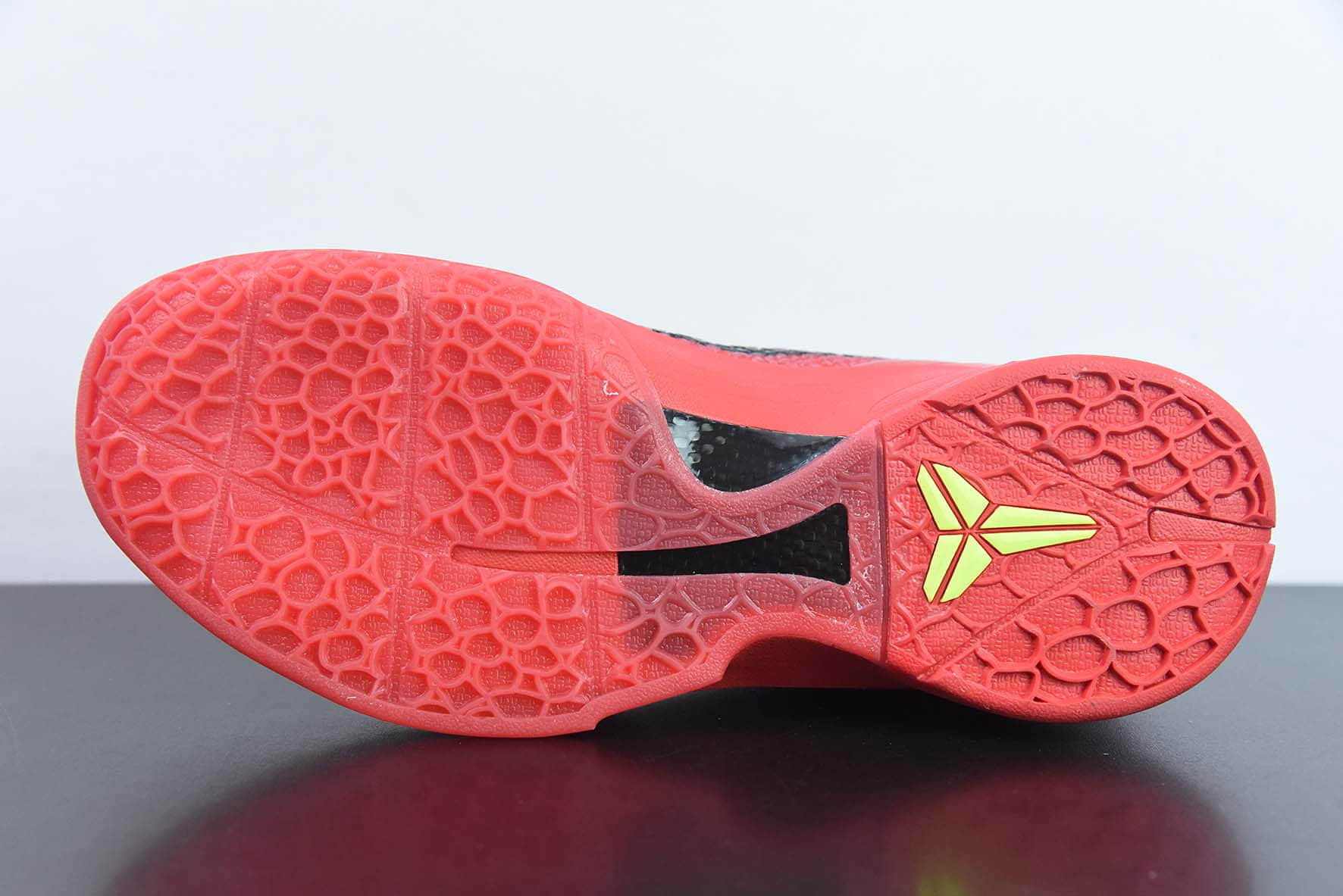 科比Nike Kobe 6 Protro “Reverse Grinch”科比六代红黑反转青蜂侠实战篮球鞋纯原版本 货号：FV4921-600 