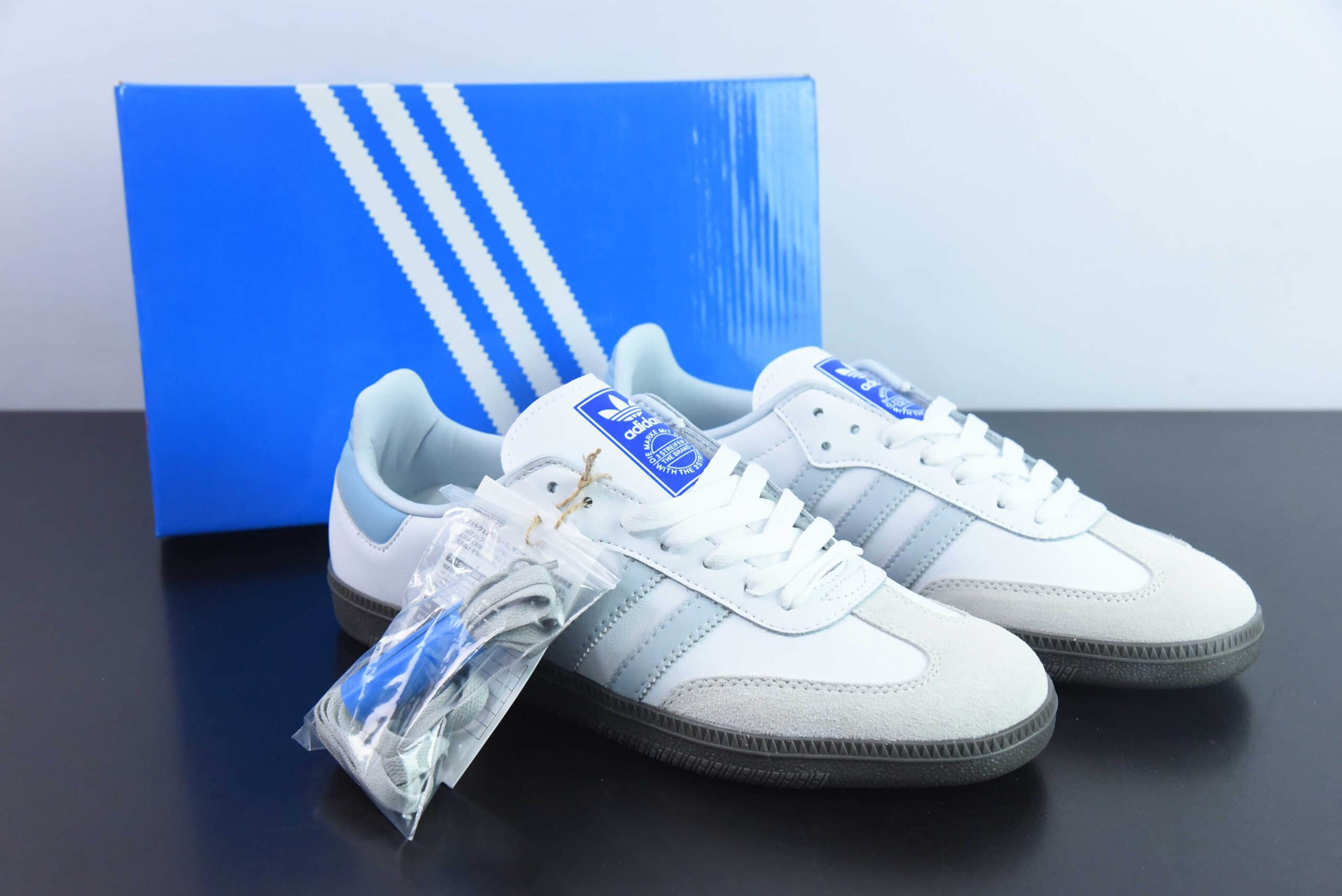 阿迪达斯Adidas Original Samba OG 阿迪达斯三叶草白淡蓝色桑巴系列德训百搭复古低帮板鞋纯原版本 货号：ID2055