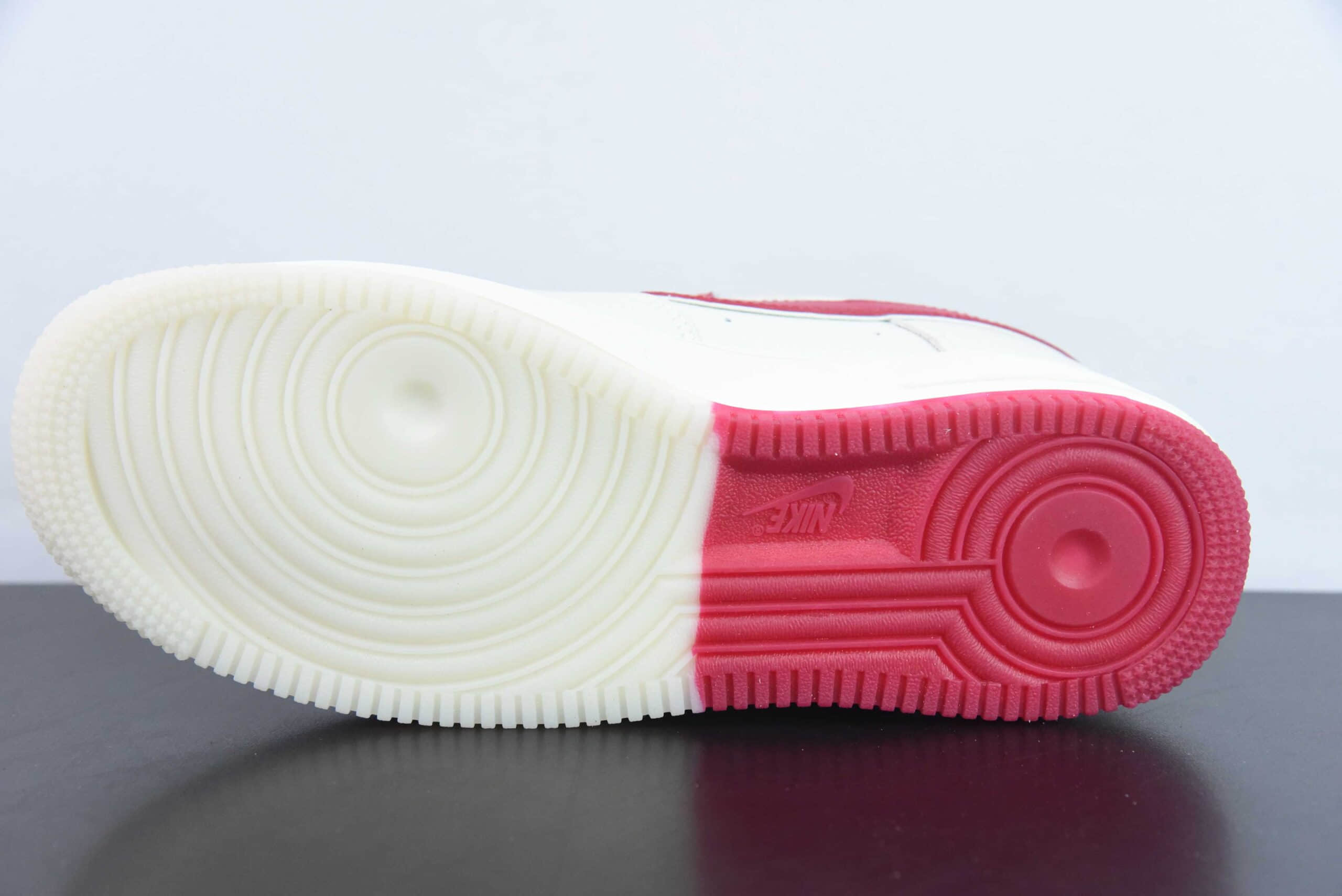 耐克Nike Air Force 107 UN联名白红刺绣小勾空军一号低帮休闲板鞋纯原版本 货号:BS9055-732