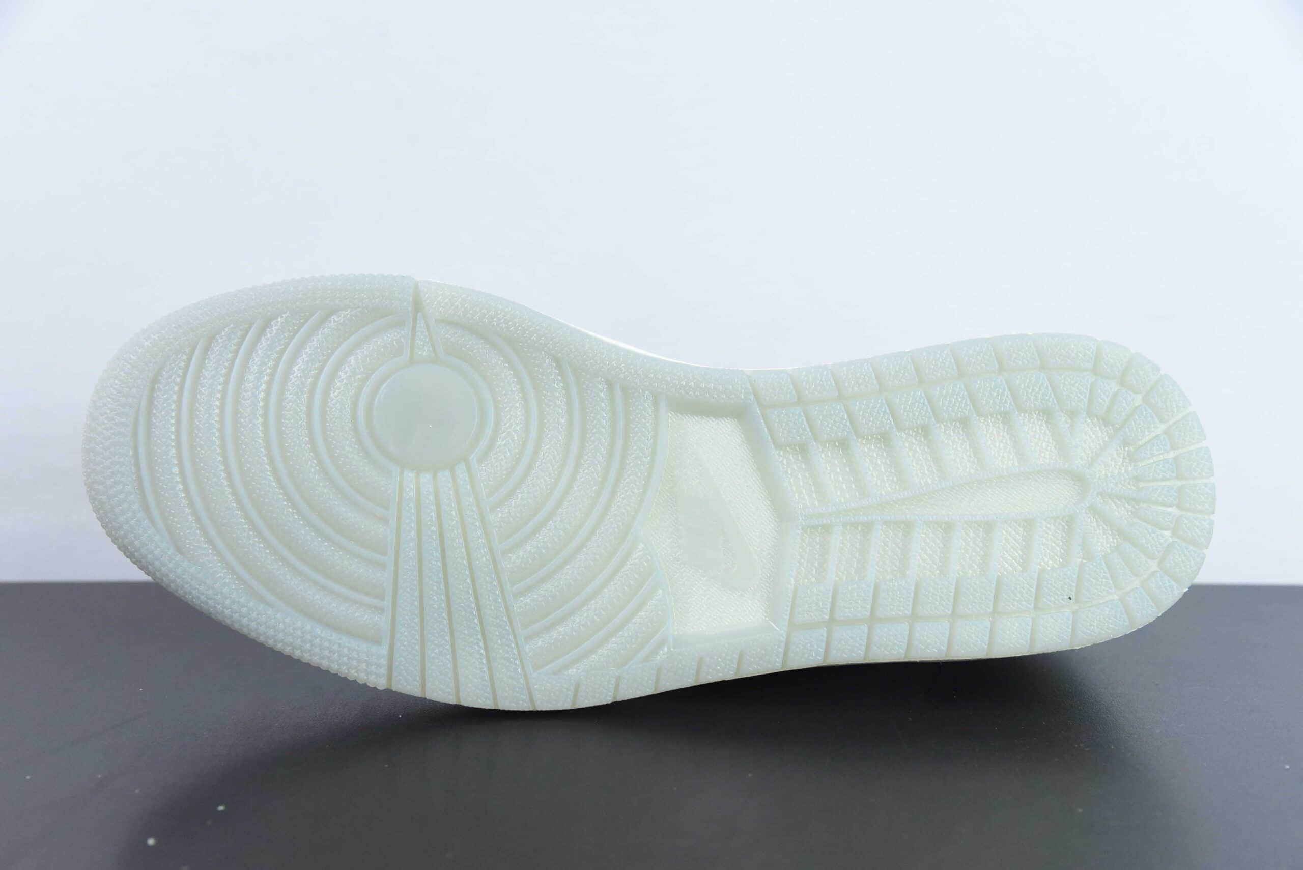 乔丹Air Jordan 1 Low 龙年限定低帮经典复古文化休闲运动篮球鞋纯原版本 货号：FN3727-100 