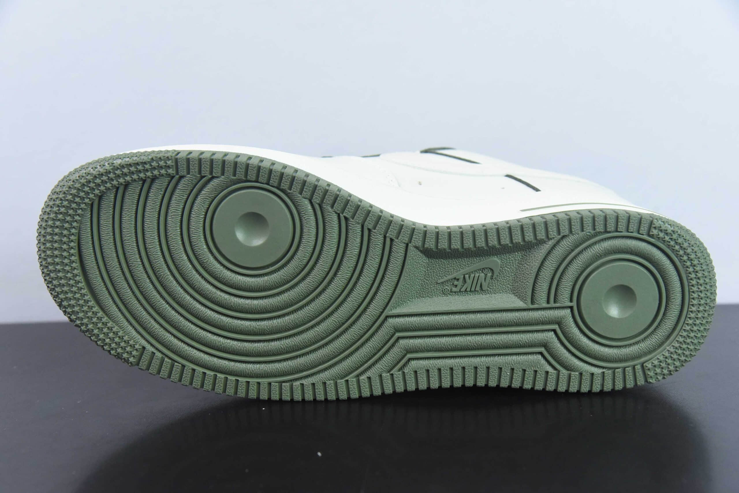 耐克Nike By You Air Force 1'07 Low Retro SP珠光米白橄榄绿小钩空军一号低帮经典百搭休闲运动板鞋纯原版本 货号：DD9915-711 