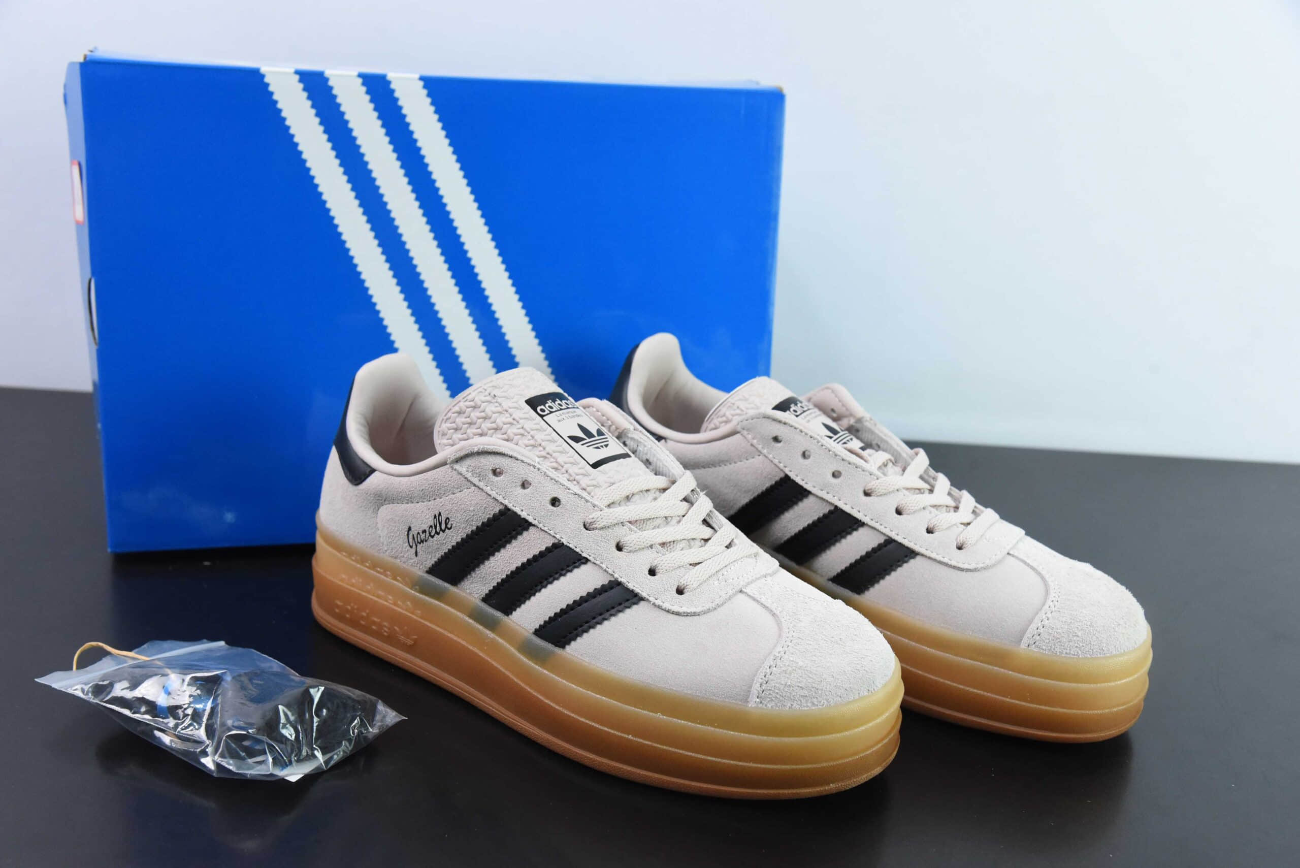 阿迪达斯Adidas Originals Gazelle Bold 羚羊松糕鞋樱花粉三层底低帮耐磨厚底增高粉色女子板鞋纯原版本 货号： IE0429