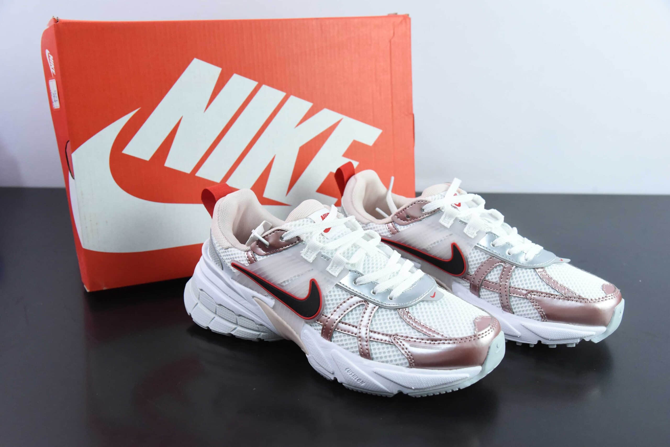 耐克Nike V2K Runtekk Run灰银粉减震防滑复古低帮跑步鞋纯原版本 货号：HF9997-100