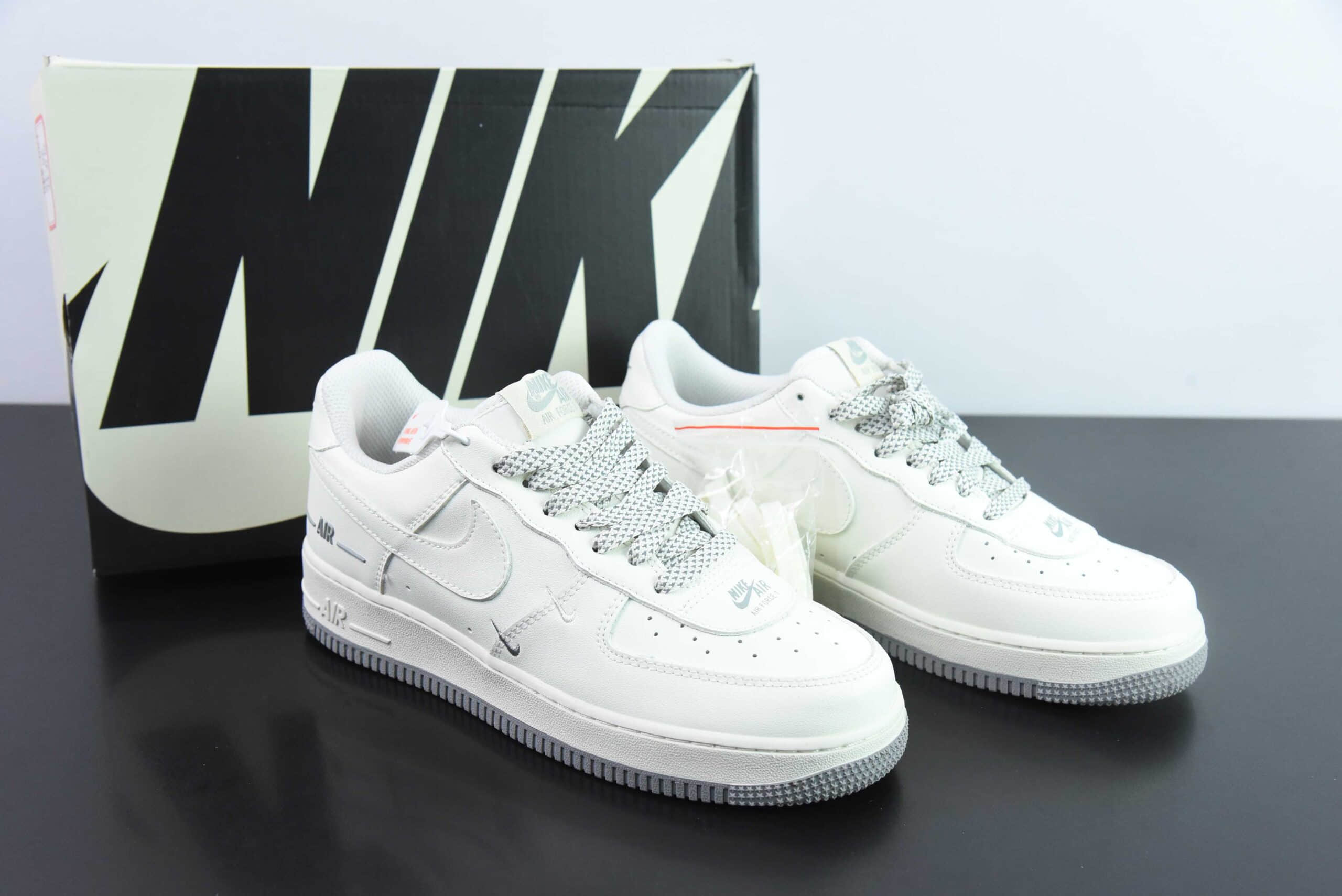 耐克Nike Air Force 1 Low ‘07 “NIKE”三勾系列米灰满天星经典空军一号低帮休闲板鞋纯原版本 货号：CJ1379-603
