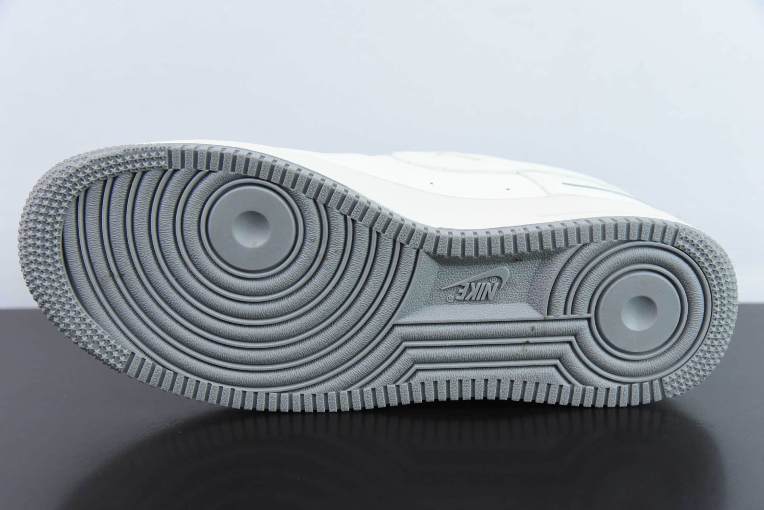 耐克Nike Air Force 1 Low ‘07 “NIKE”三勾系列米灰满天星经典空军一号低帮休闲板鞋纯原版本 货号：CJ1379-603