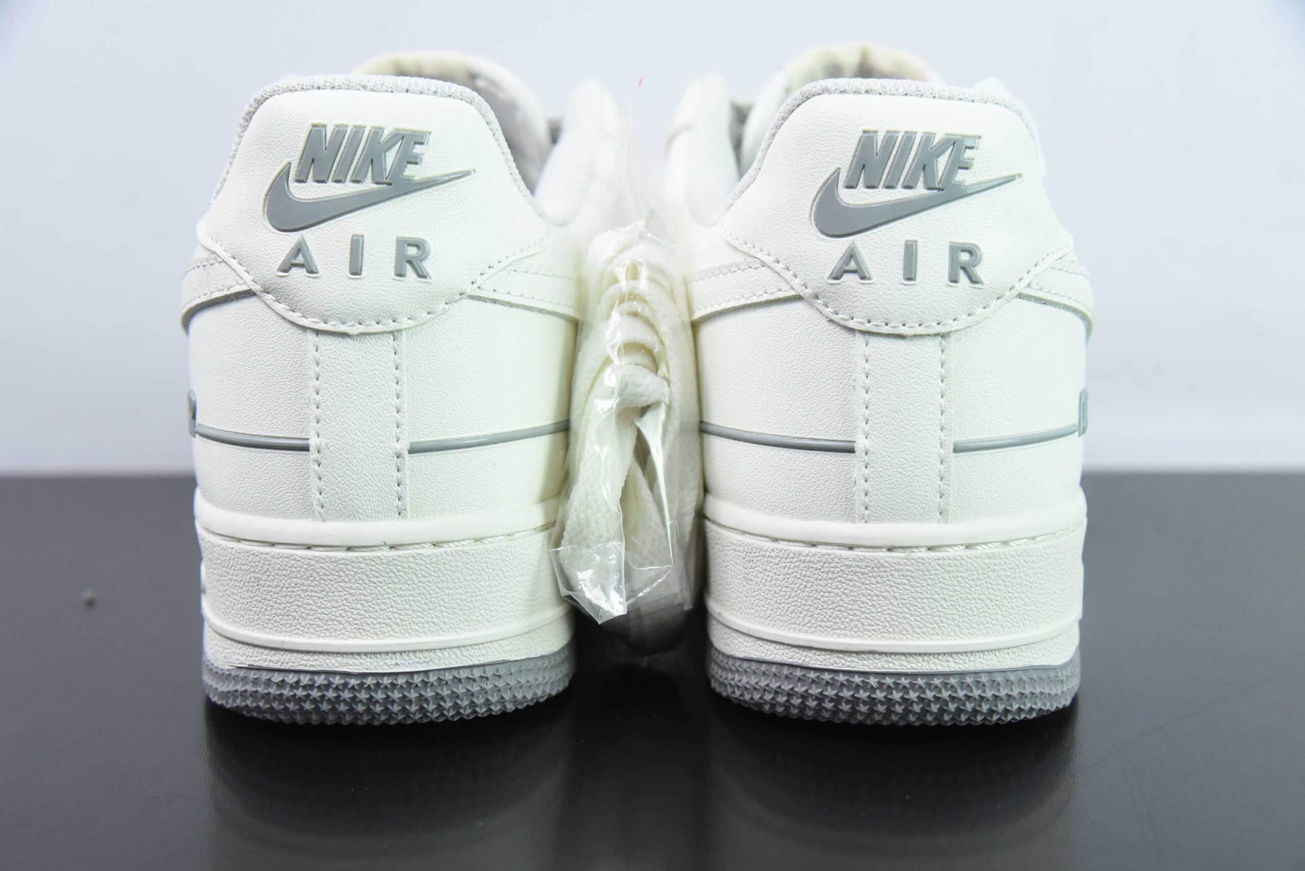 耐克Nike Air Force 1 Low ‘07 “NIKE”三勾系列米灰满天星经典空军一号低帮休闲板鞋纯原版本 货号：CJ1379-603