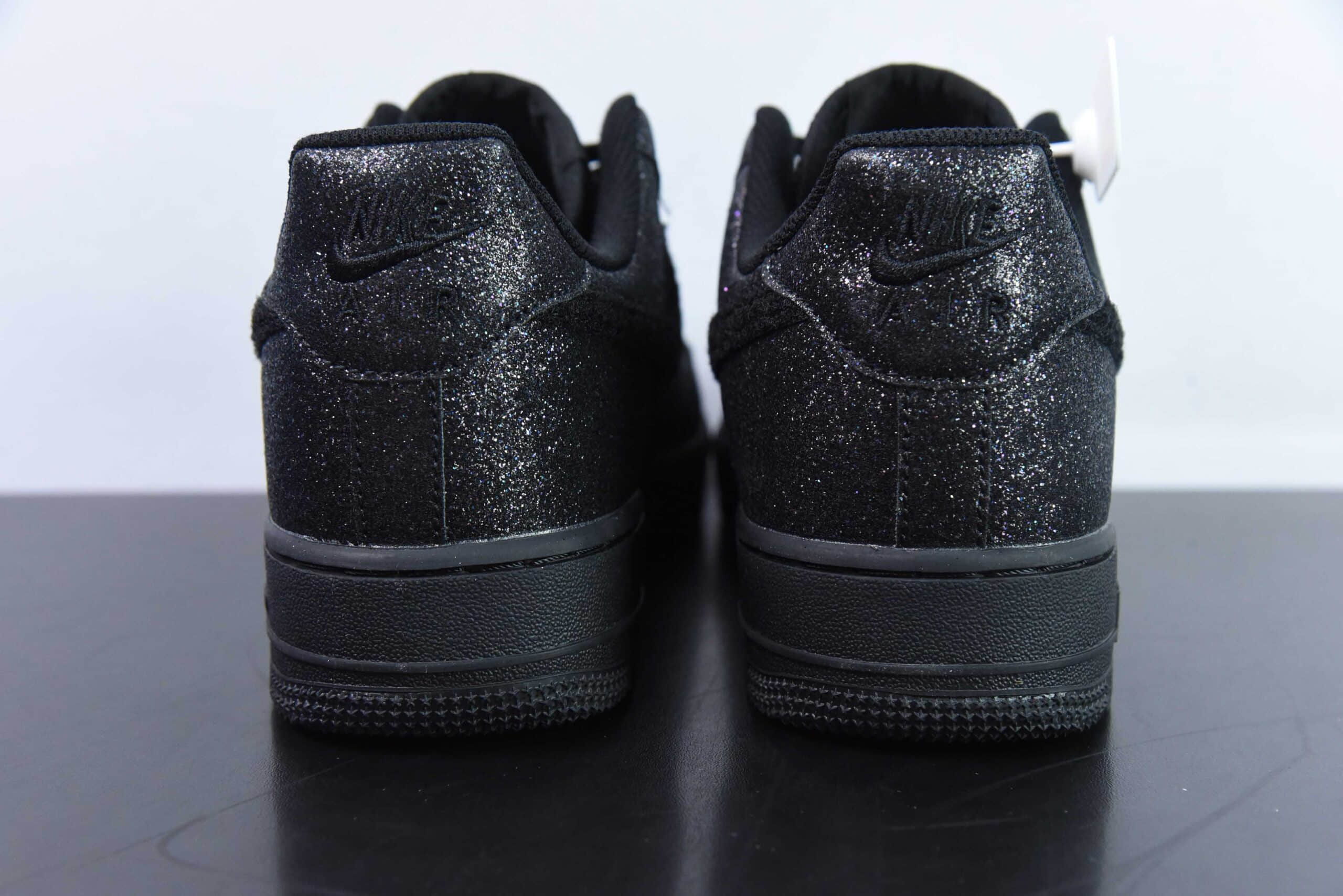 耐克Nike Air Force 1 '07 纯黑满天星空军一号低帮休闲板鞋纯原版本 货号：CW2288-001 