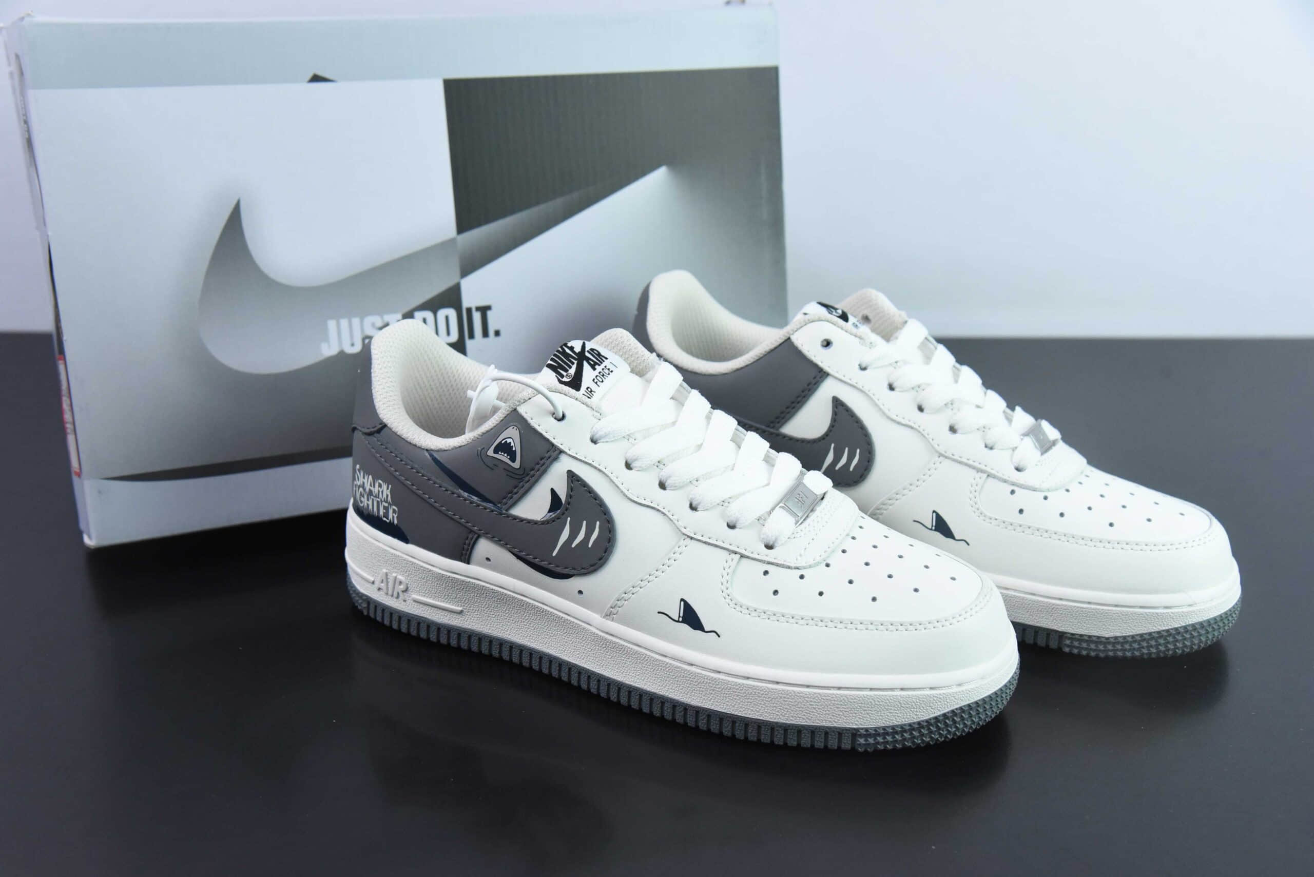 耐克Nike Air Force 1 Low 07 白灰双钩涂鸦空军一号低帮休闲板鞋纯原版本 货号：DB3301-220