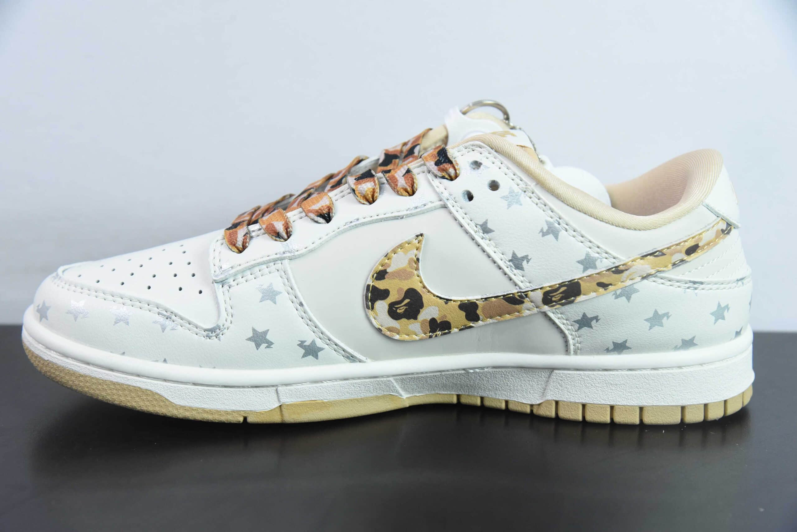 耐克Nike SB Dunk Low“BAPE联名米棕迷彩勾” 周年高端定制SB低帮休闲板鞋纯原版本 货号：DQ1098-352