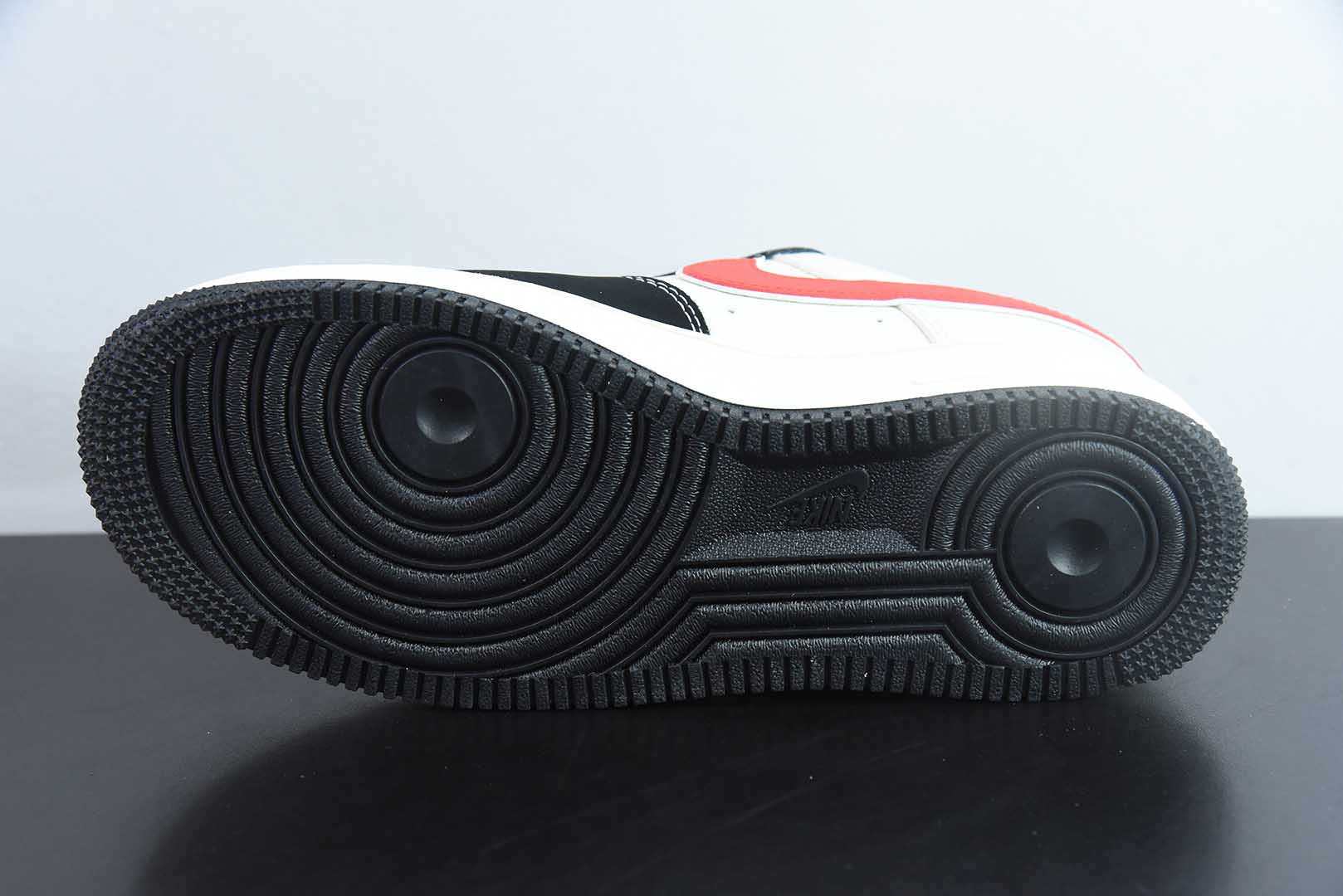 耐克Nike Air Force 1'07 Low Supreme联名黑红勾空军一号低帮休闲板鞋纯原版本 货号：KB1688-001