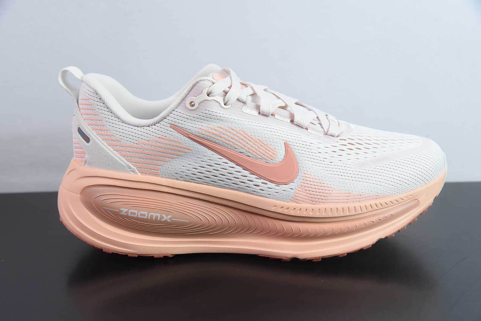 耐克 Nike Zoom VOMERO 18 肉粉配色轻量网透面气训跑练步鞋纯原版本 货号：HM6804-601