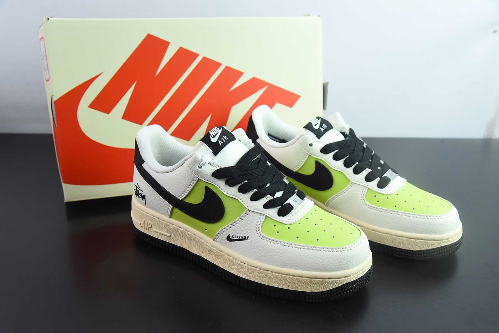 耐克Nike Air Force 1 '07 Low “斯图西联名荧光英文米黑”空军一号低帮休闲板鞋纯原版本 货号：QW5836-002