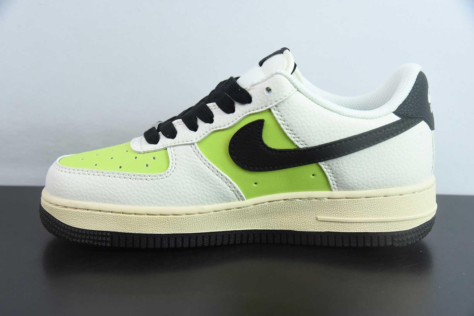 耐克Nike Air Force 1 '07 Low “斯图西联名荧光英文米黑”空军一号低帮休闲板鞋纯原版本 货号：QW5836-002
