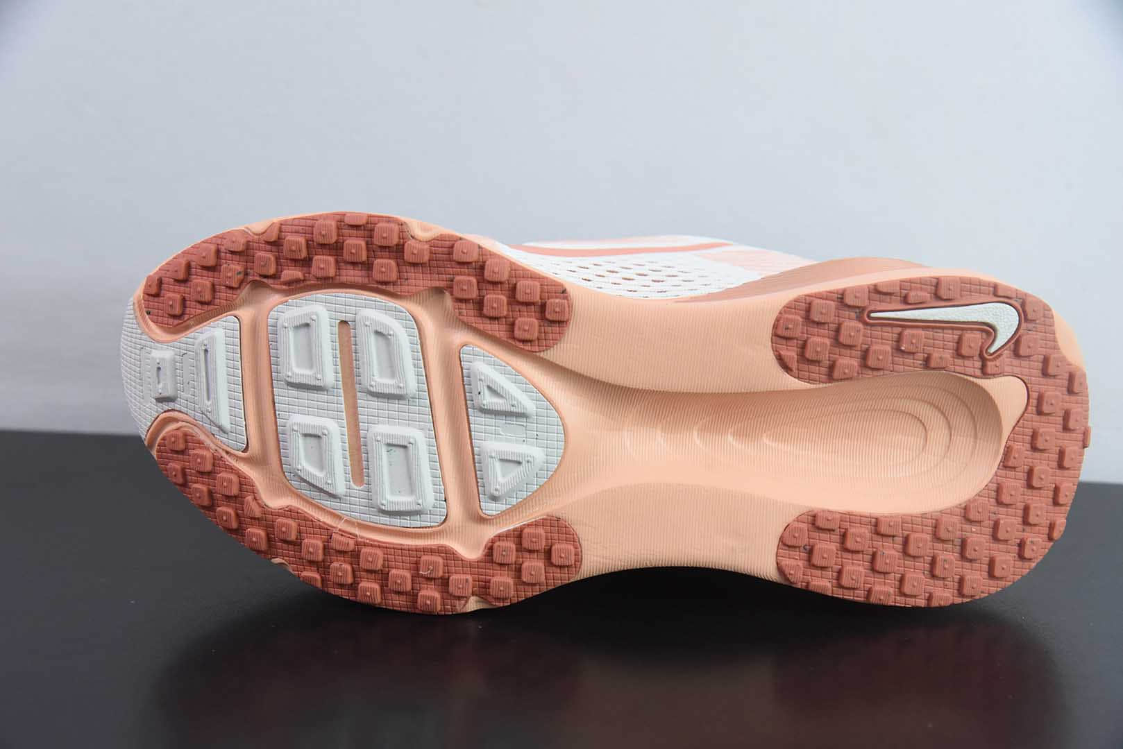 耐克 Nike Zoom VOMERO 18 肉粉配色轻量网透面气训跑练步鞋纯原版本 货号：HM6804-601