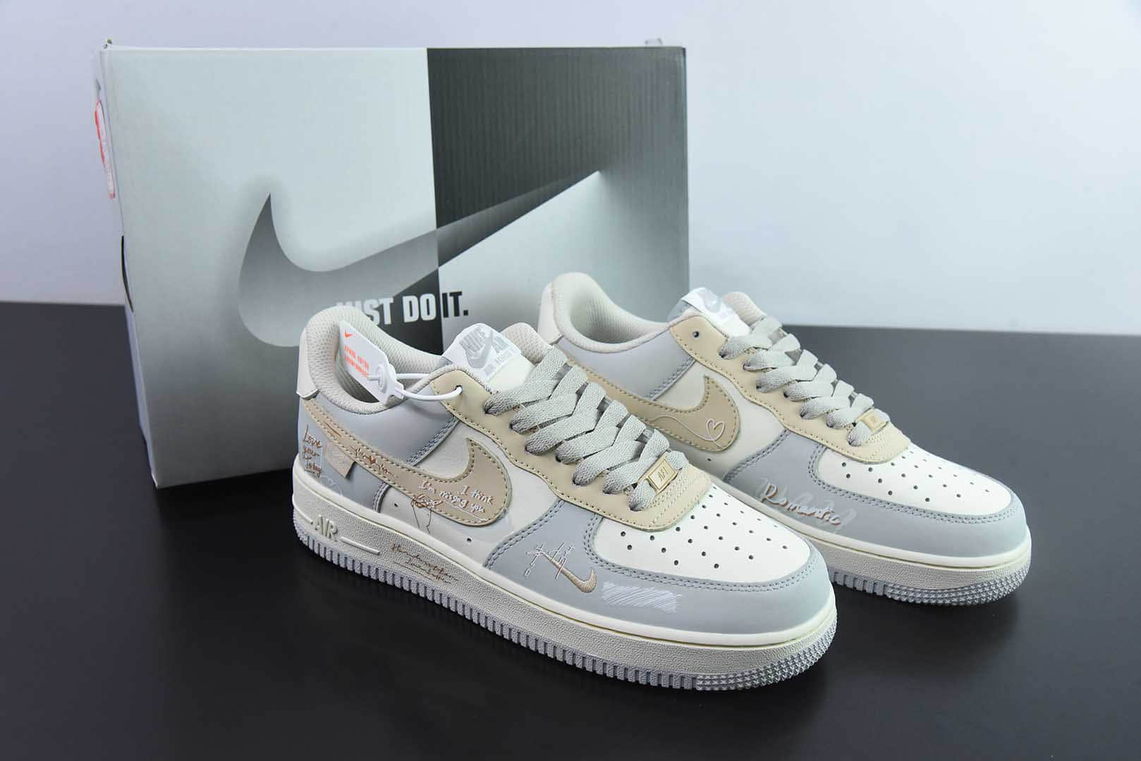 耐克 Nike Air Force 1 Low 07 浅灰白小钩涂鸦空军一号低帮休闲板鞋纯原版本 货号：DB3310-111